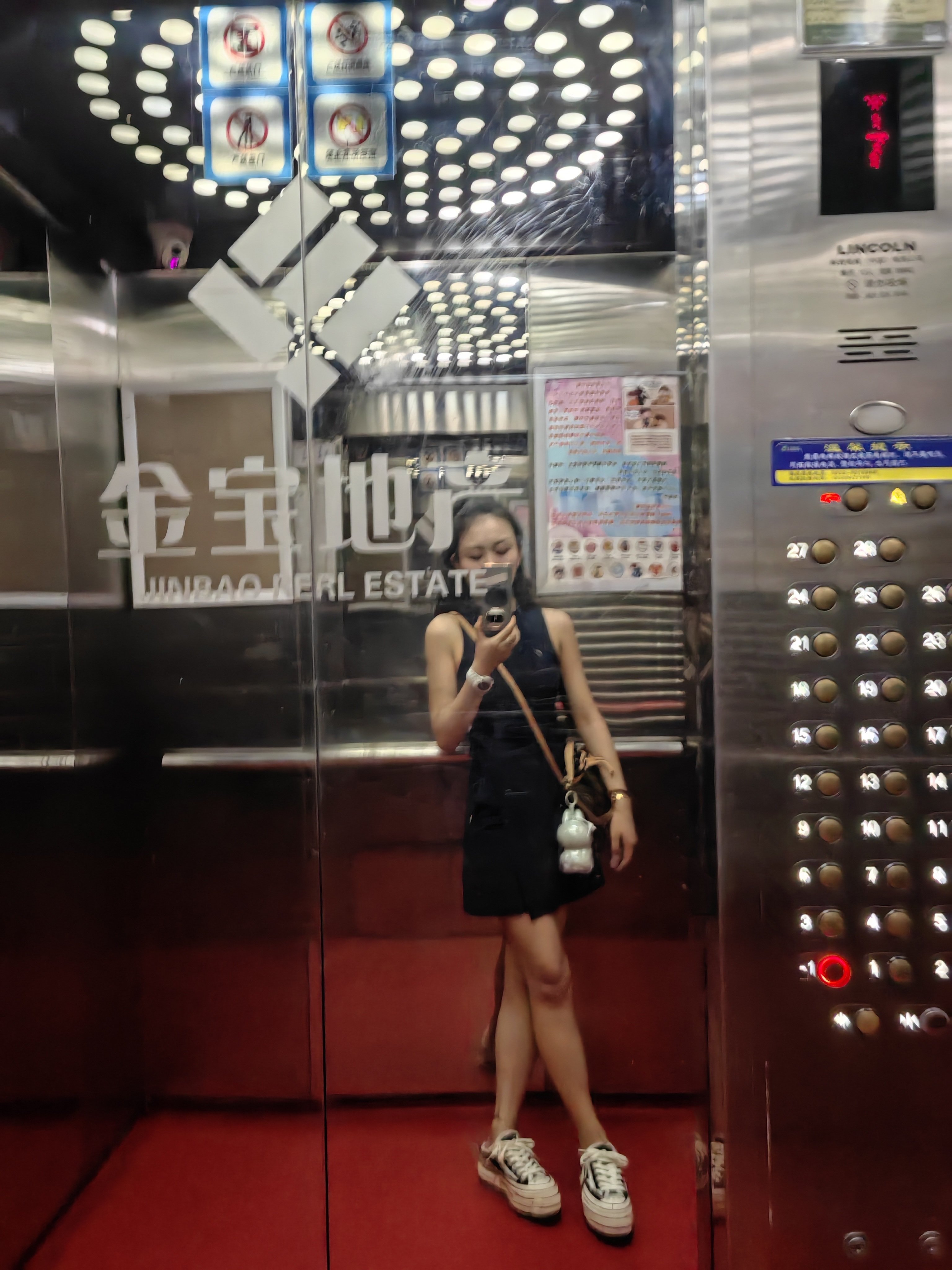 xVESSEL「陆虎同款」双侧标穆勒半拖：内增高松糕的夏日酷飒美学