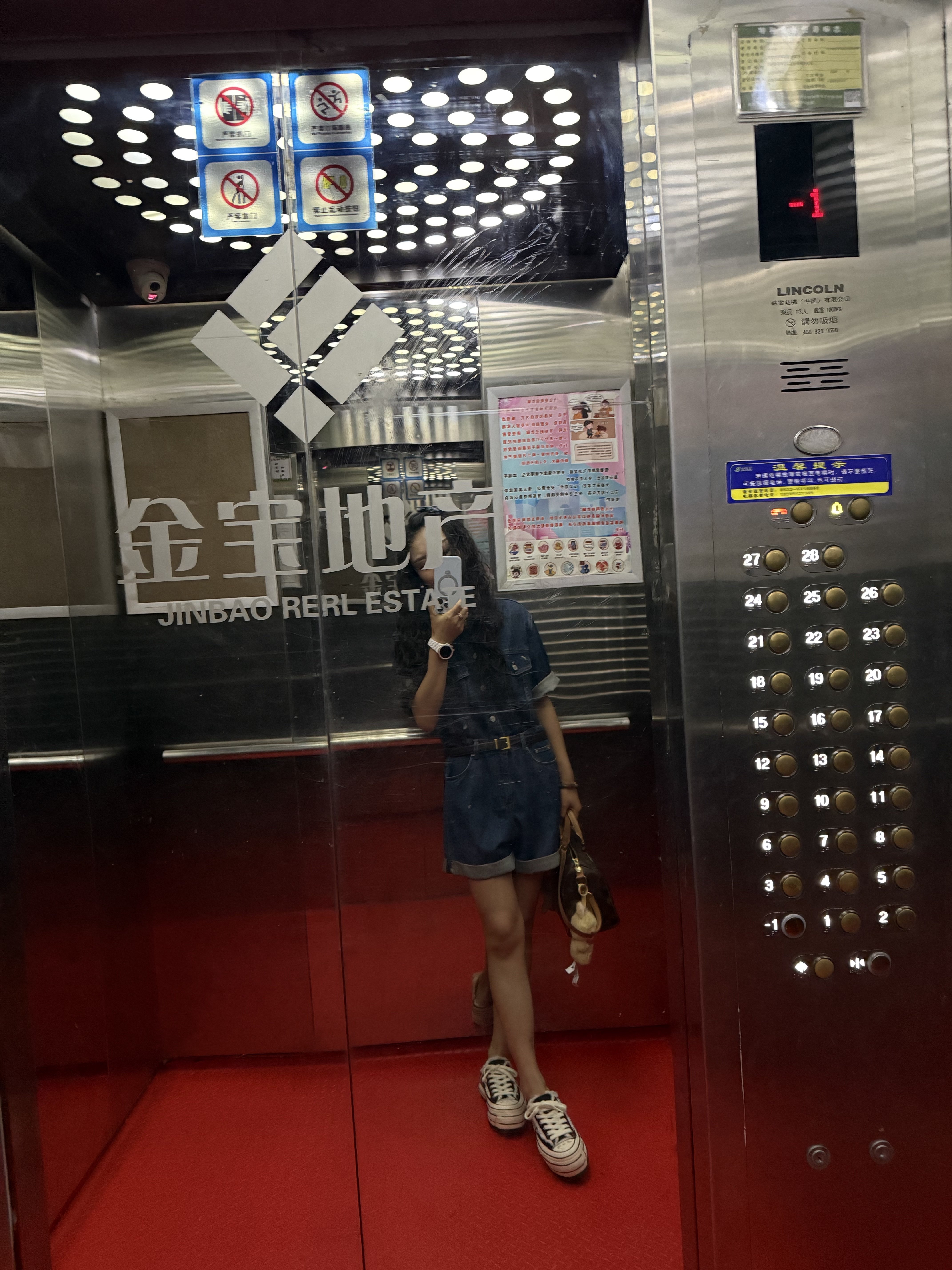 xVESSEL「陆虎同款」双侧标穆勒半拖：内增高松糕的夏日酷飒美学