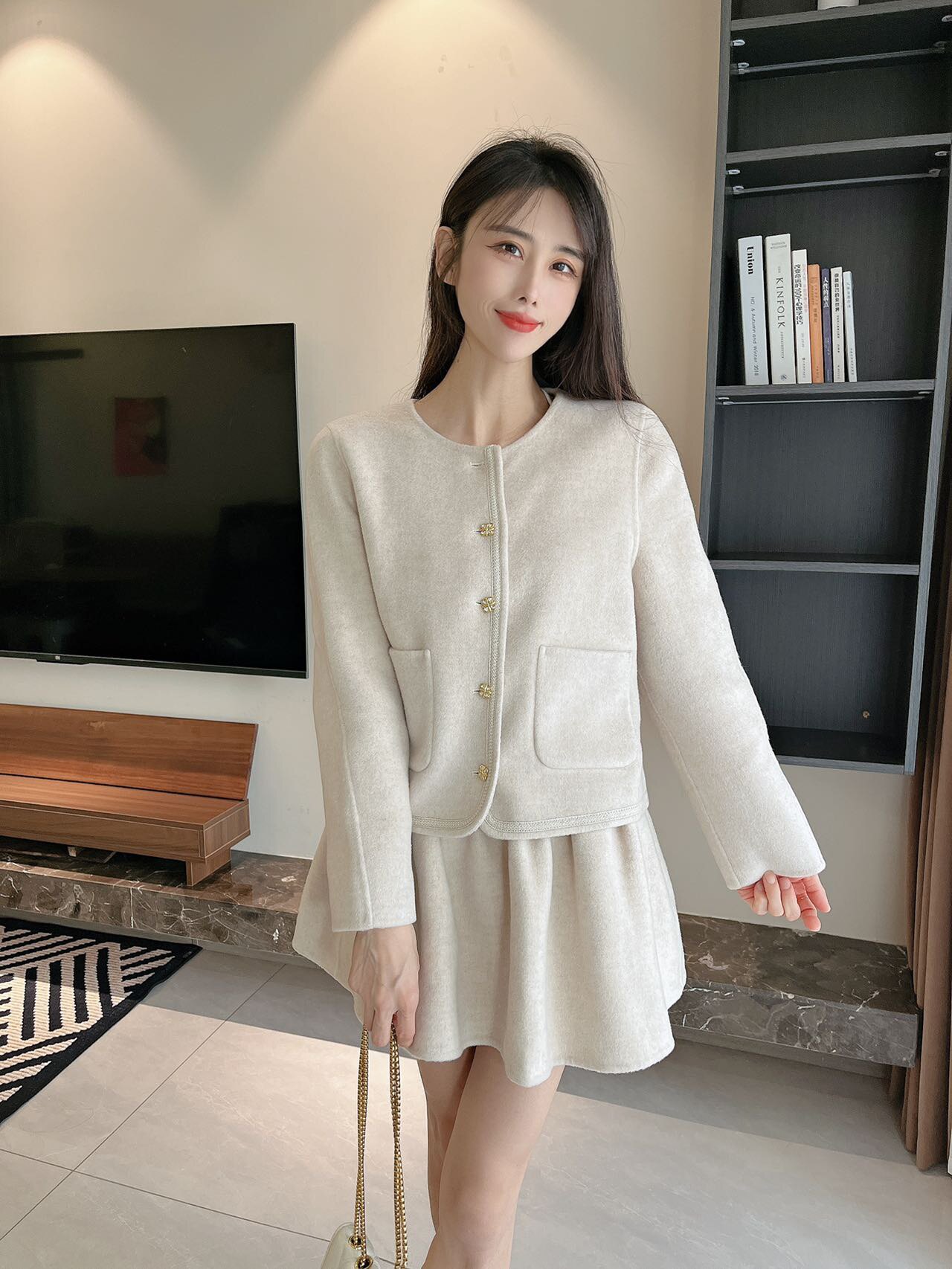 Maison Wester冬季千金风圆领金扣双口袋短款短裙套装：金扣双袋的复古名媛美学