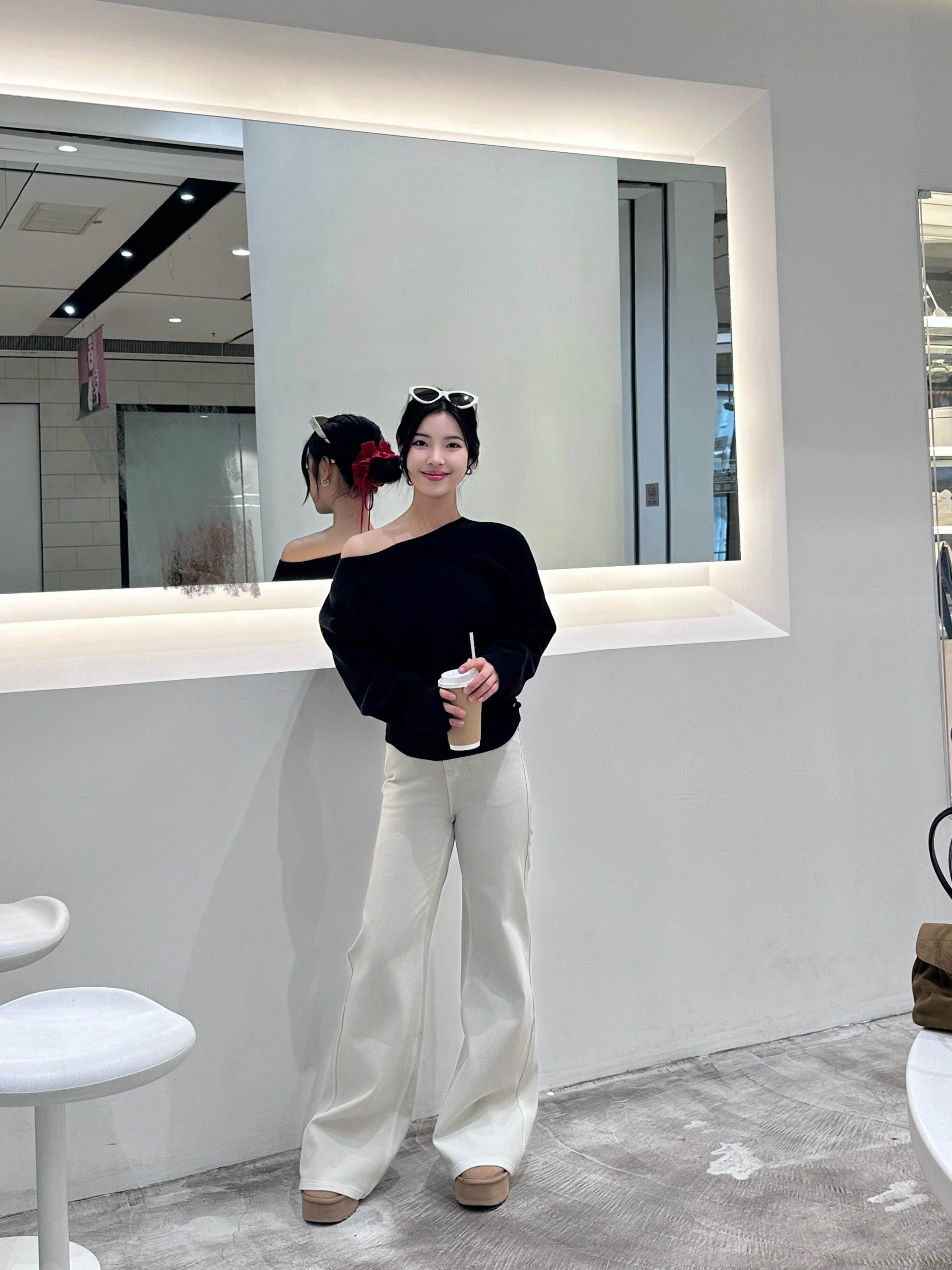 周章章"嘉顿斯"秋冬白色毛衣,斜肩收腰设计穿出温柔高级感