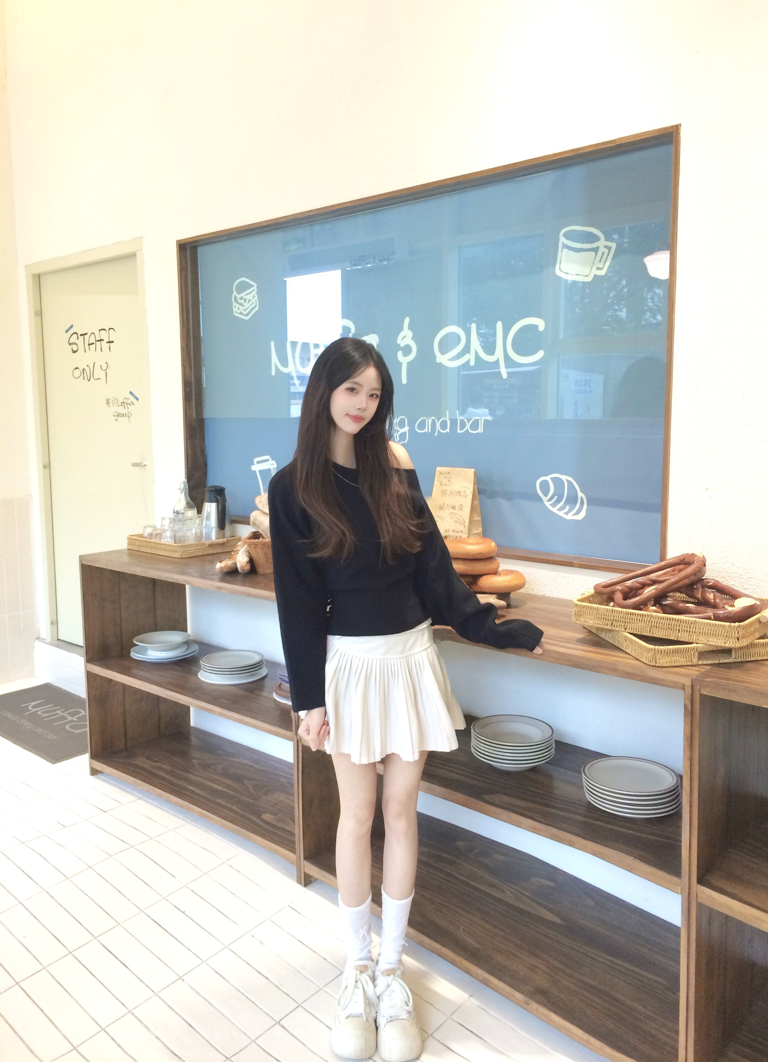 周章章"嘉顿斯"秋冬白色毛衣,斜肩收腰设计穿出温柔高级感