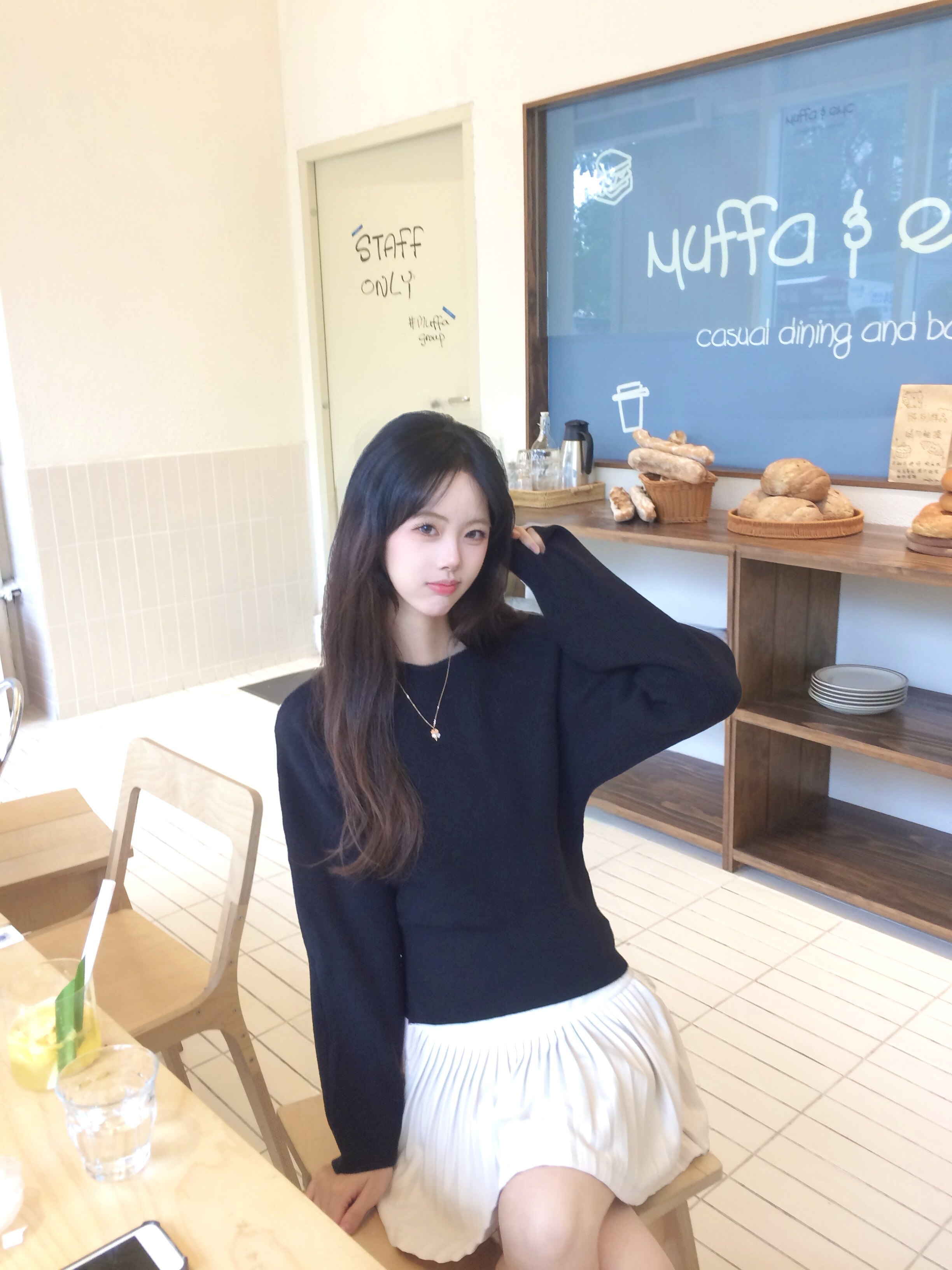 周章章"嘉顿斯"秋冬白色毛衣,斜肩收腰设计穿出温柔高级感