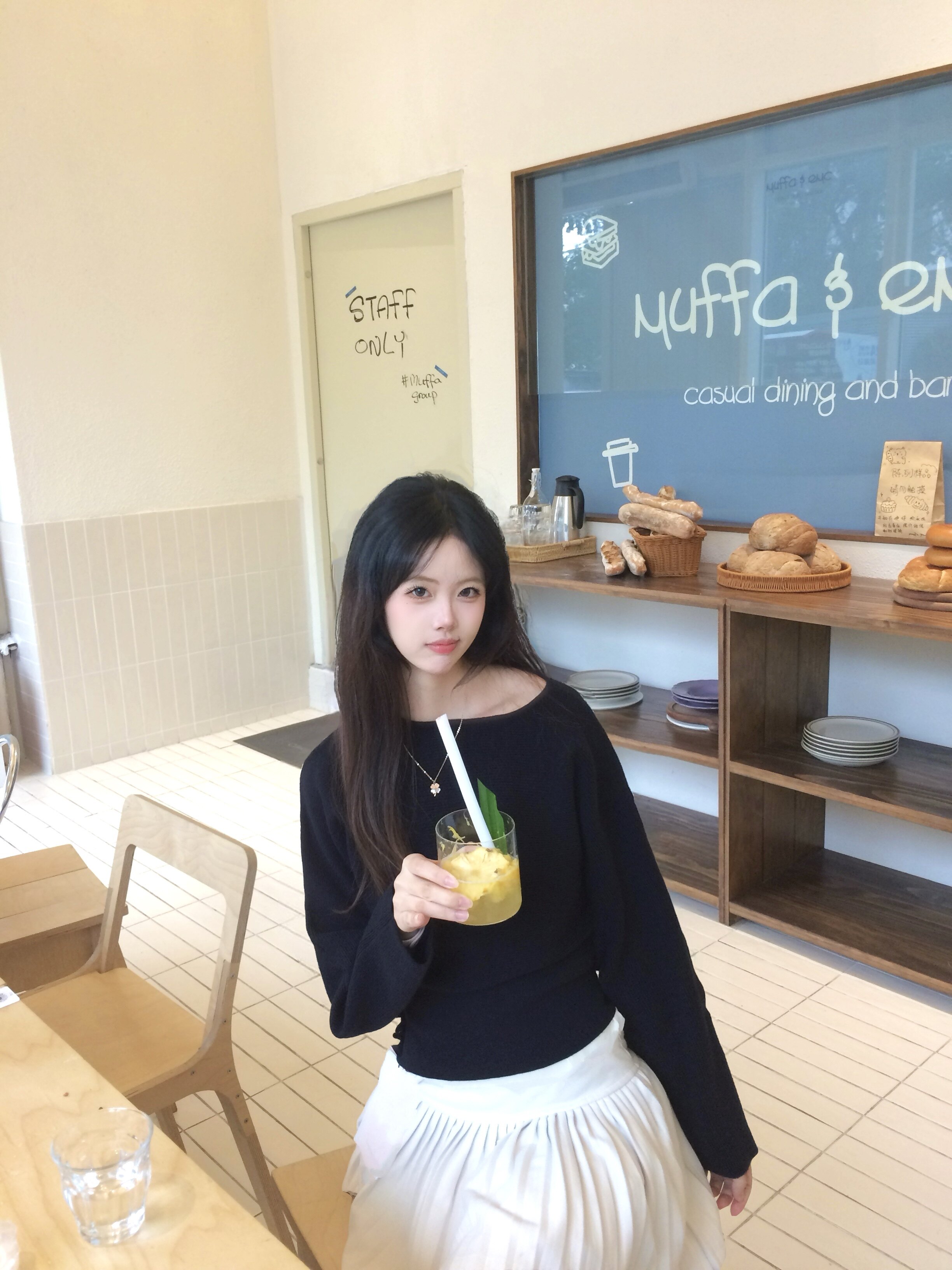 周章章"嘉顿斯"秋冬白色毛衣,斜肩收腰设计穿出温柔高级感