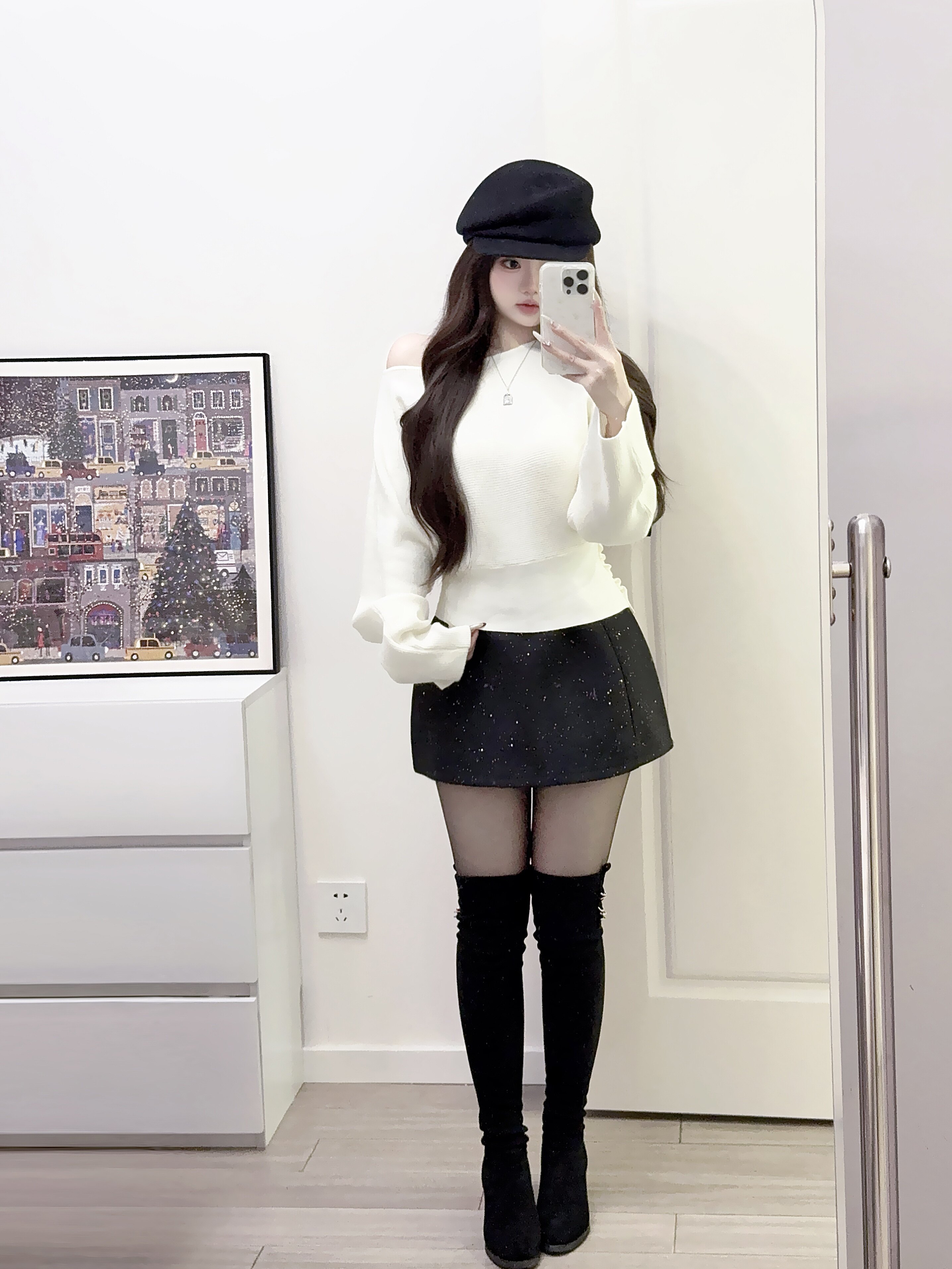 周章章"嘉顿斯"秋冬白色毛衣,斜肩收腰设计穿出温柔高级感