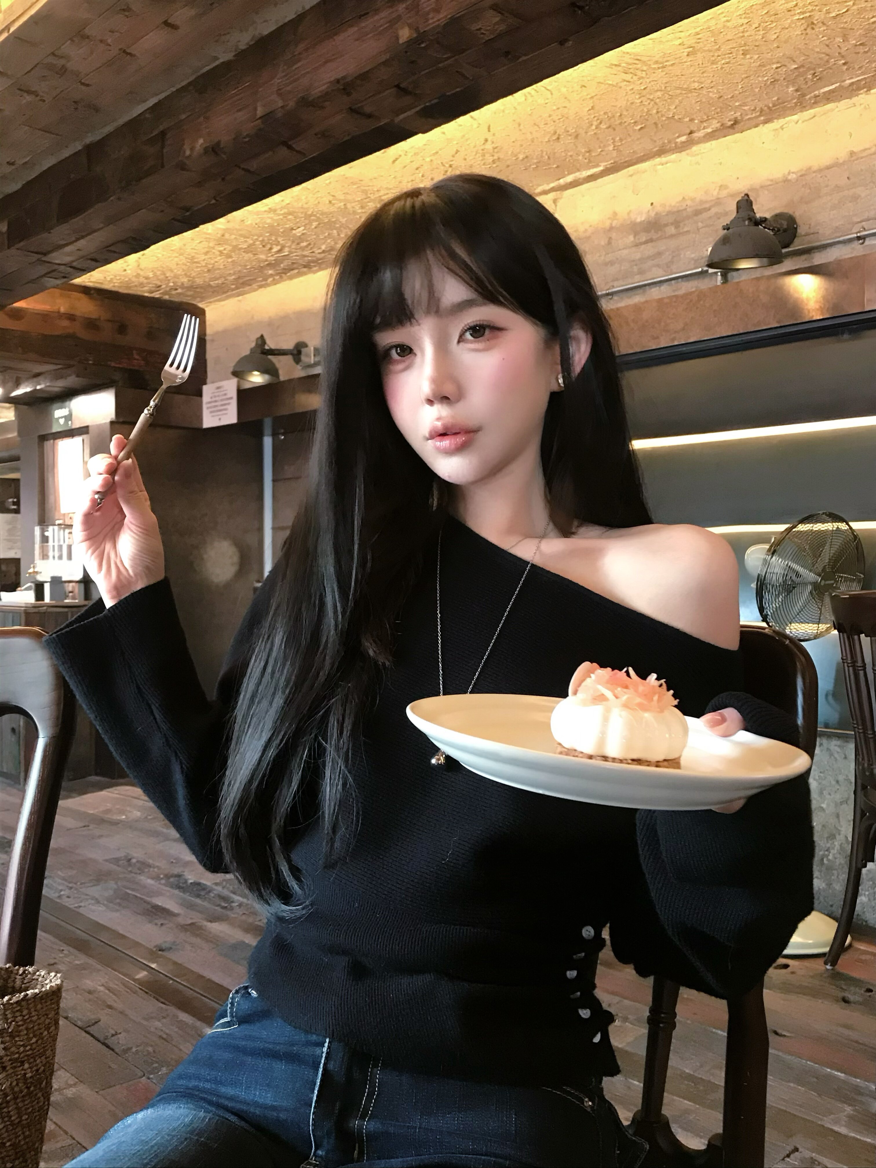 周章章"嘉顿斯"秋冬白色毛衣,斜肩收腰设计穿出温柔高级感