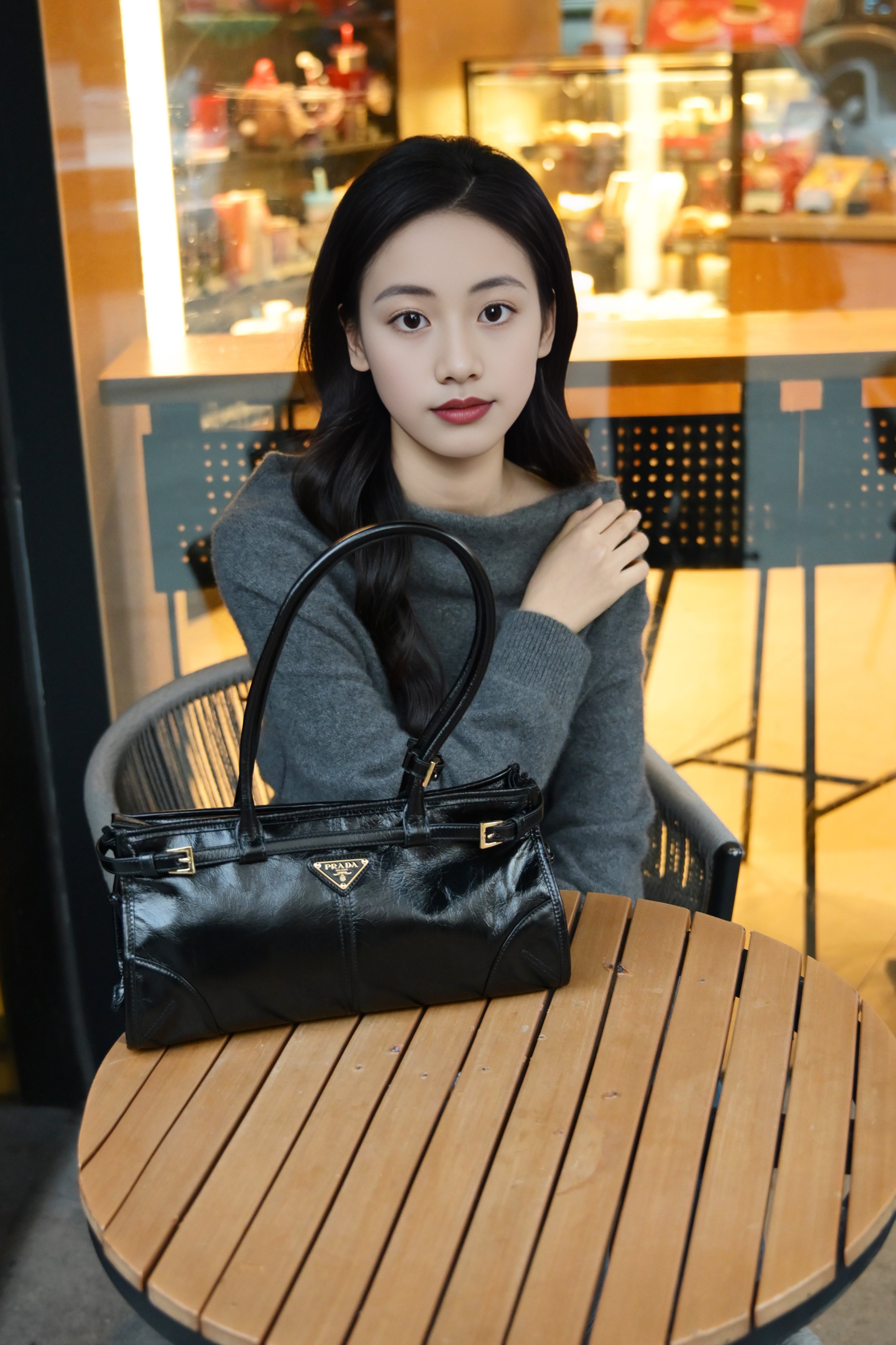Prada Bonnie中号牛皮手袋 几何廓形融合复古与现代 柔软皮革配经典珐琅三角徽标