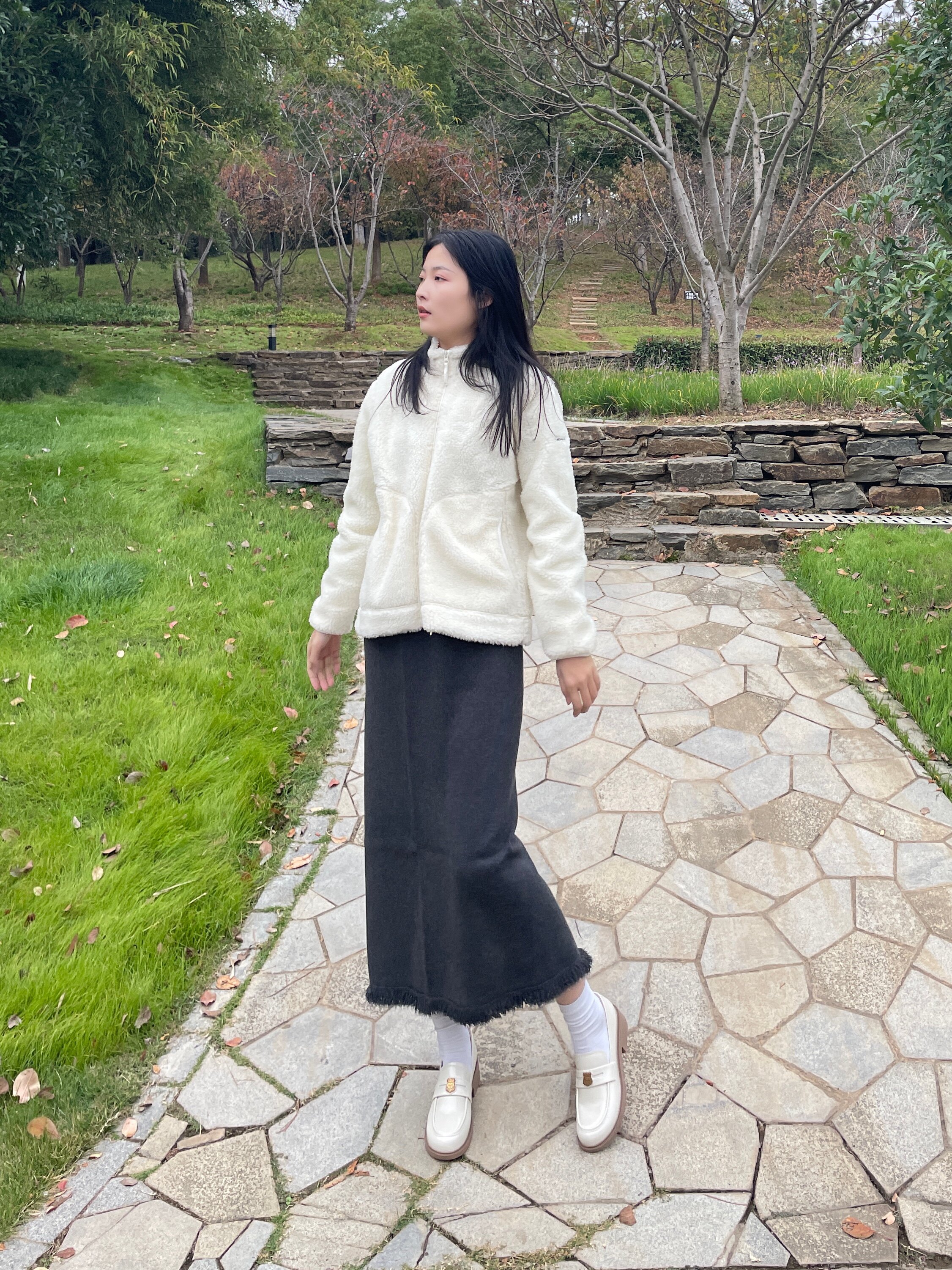 天美意teenmix王玉雯同款金色徽章常青藤乐福鞋：厚底真皮的学院复古美学