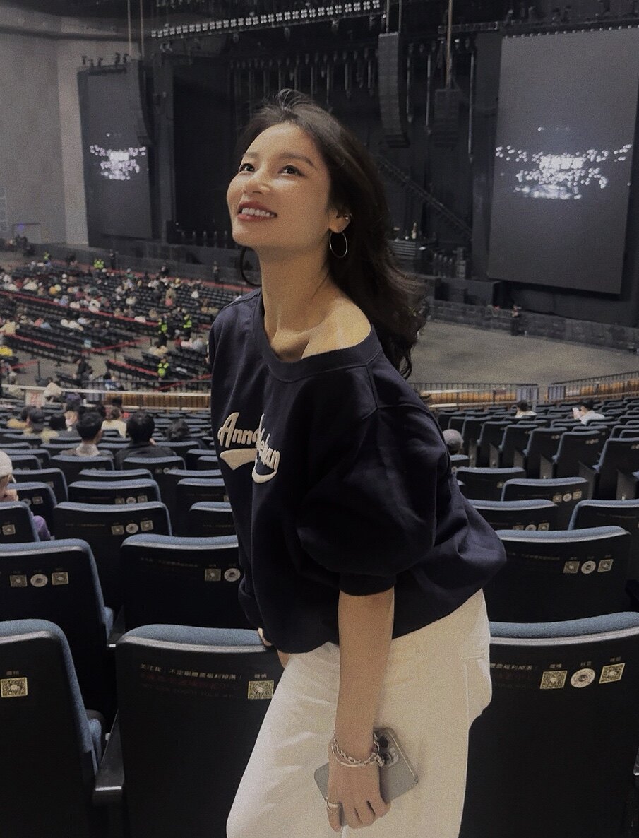 王玉文同款ANN ANDELMAN露肩卫衣 发泡印花斜领单肩小露香肩