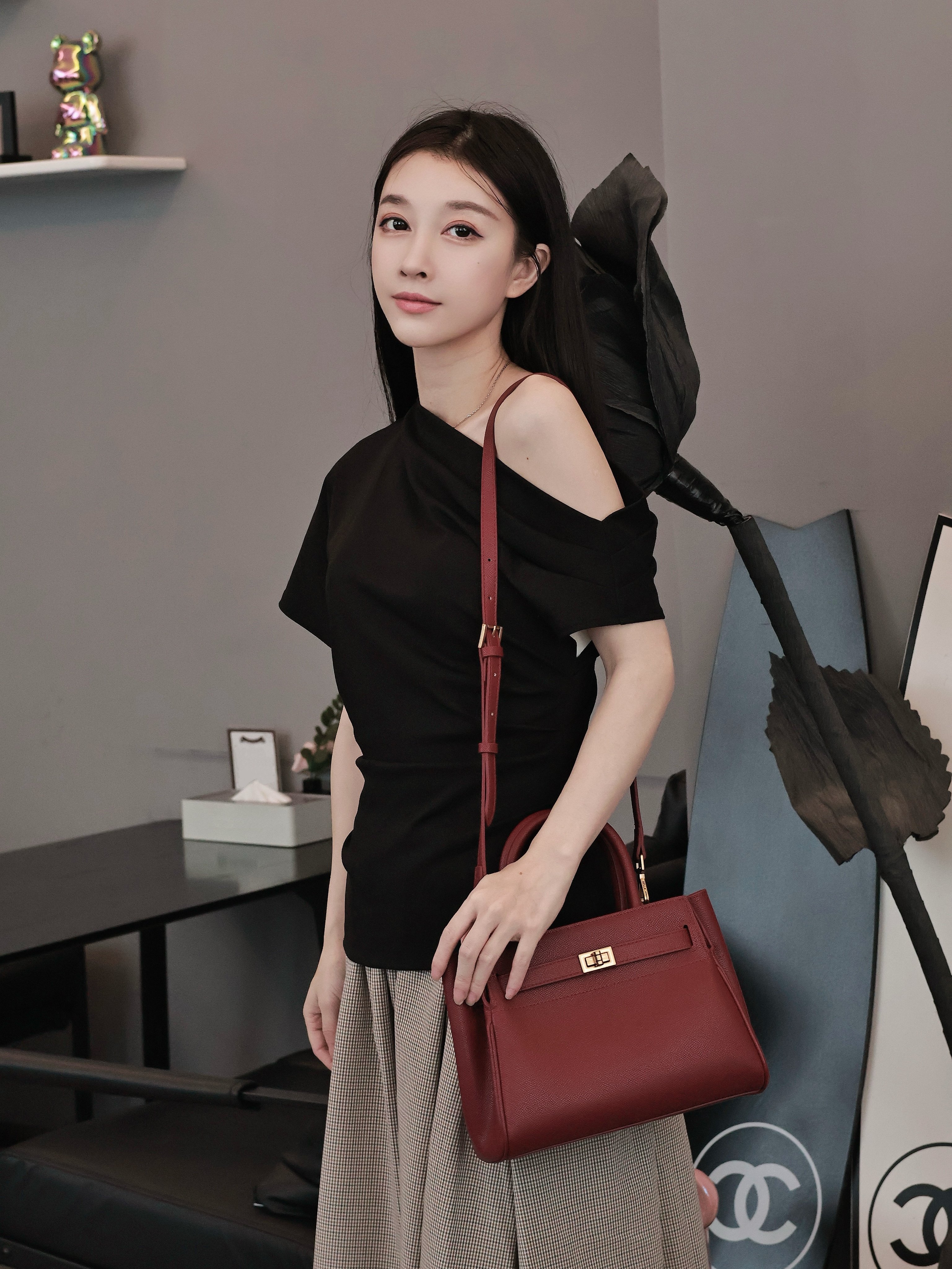 百丽红色新娘婚包 大容量设计装下红包手机 手提斜挎两用更实用