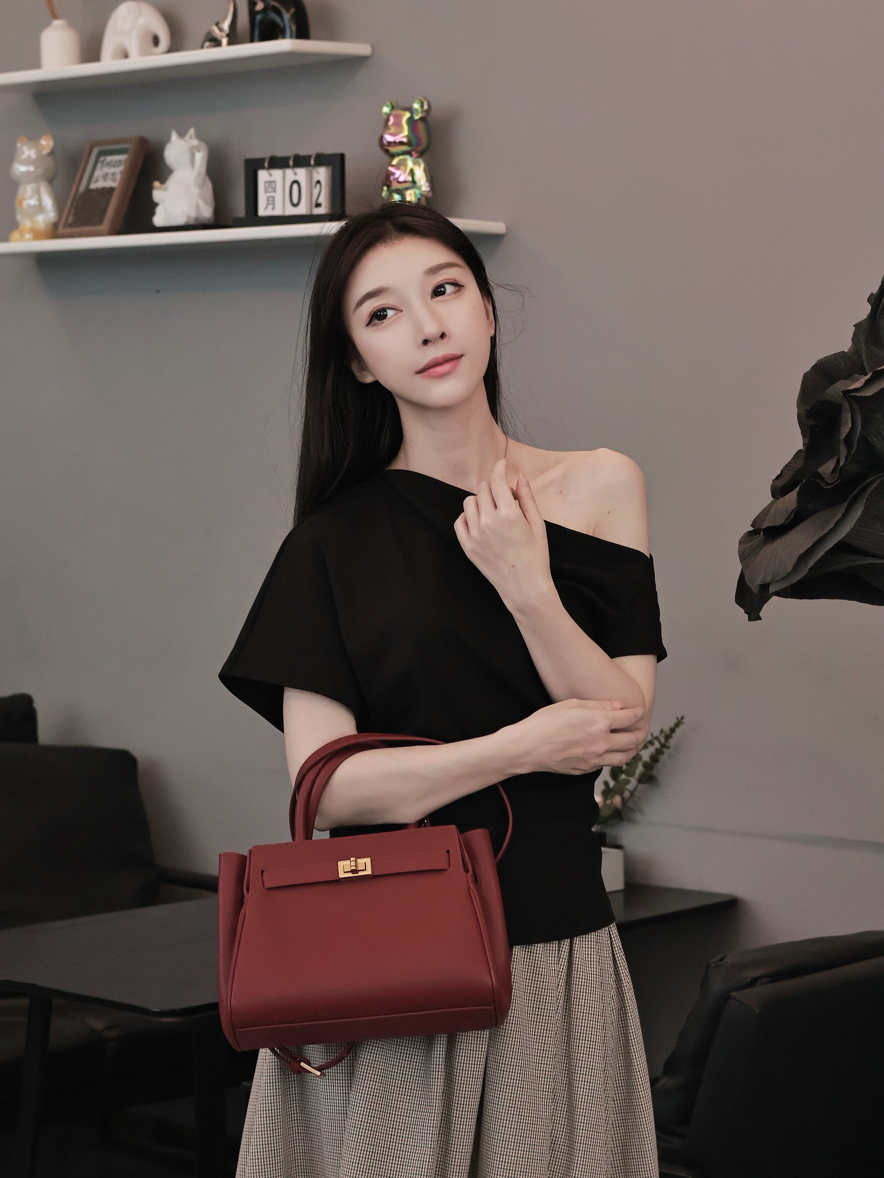 百丽红色新娘婚包 大容量设计装下红包手机 手提斜挎两用更实用