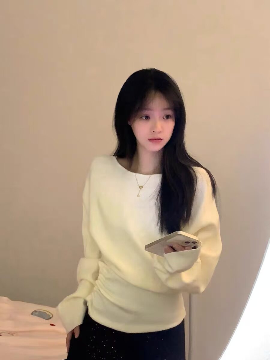 周章章"嘉顿斯"秋冬白色毛衣,斜肩收腰设计穿出温柔高级感