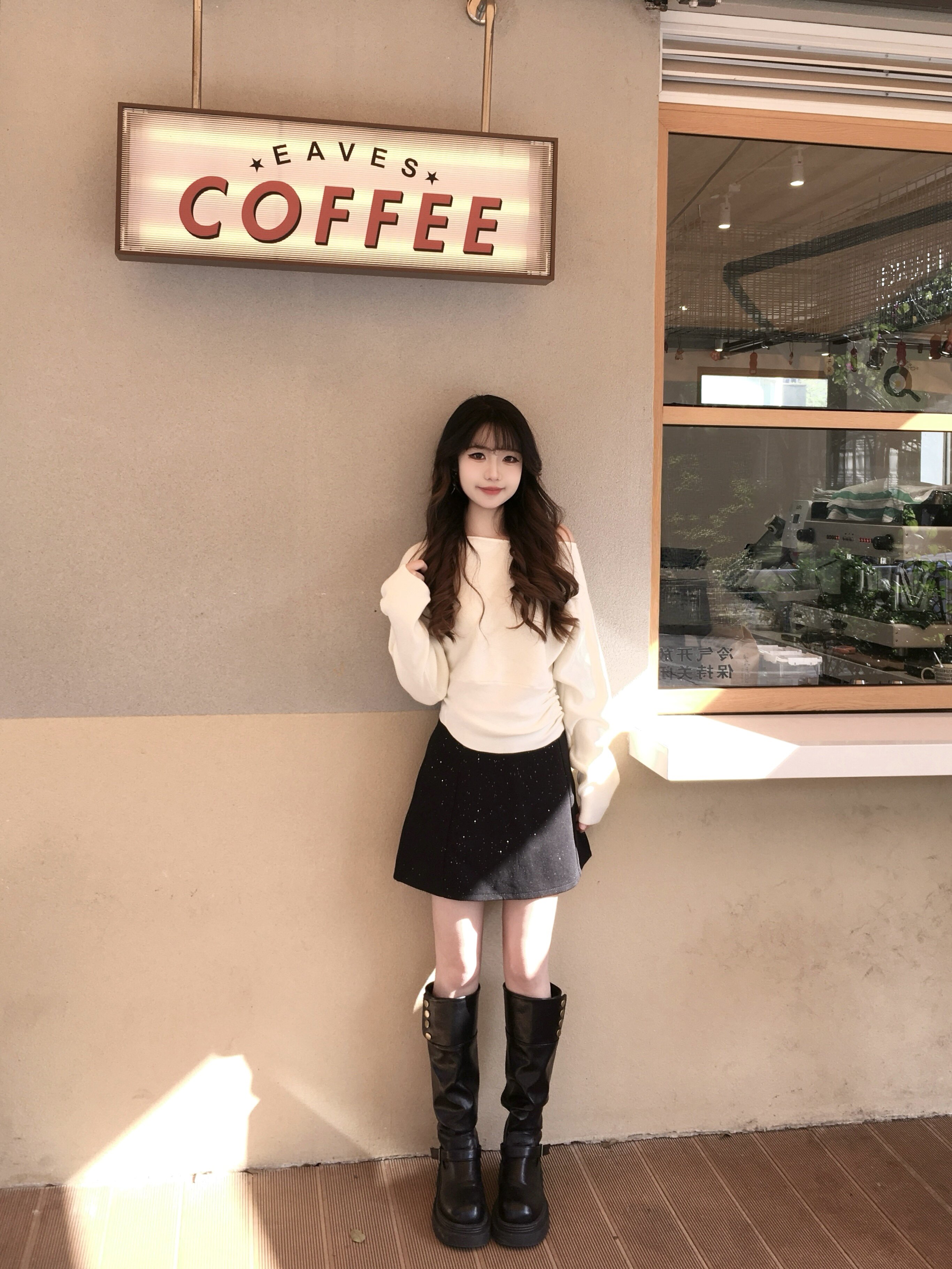 周章章"嘉顿斯"秋冬白色毛衣,斜肩收腰设计穿出温柔高级感