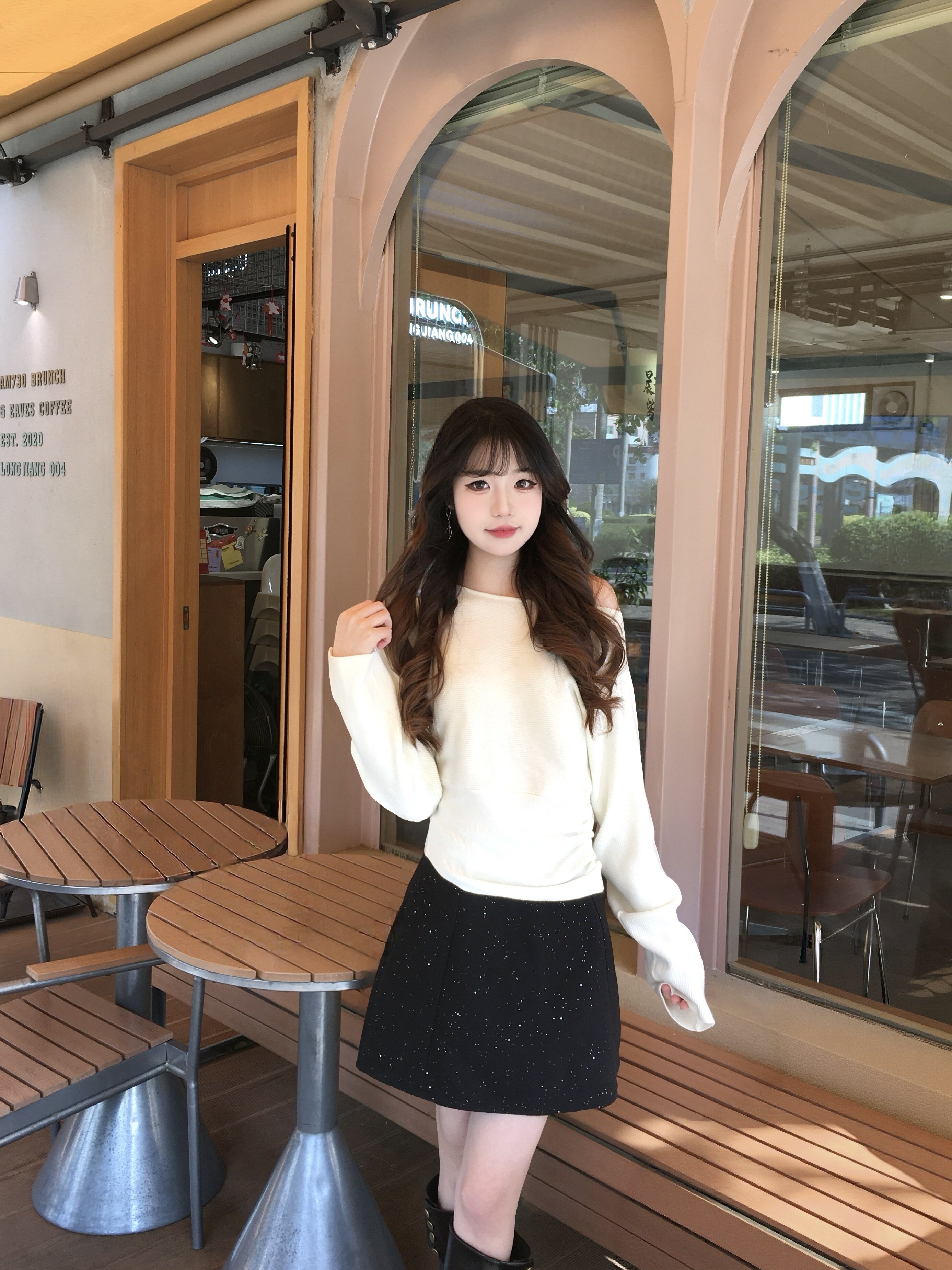 周章章"嘉顿斯"秋冬白色毛衣,斜肩收腰设计穿出温柔高级感