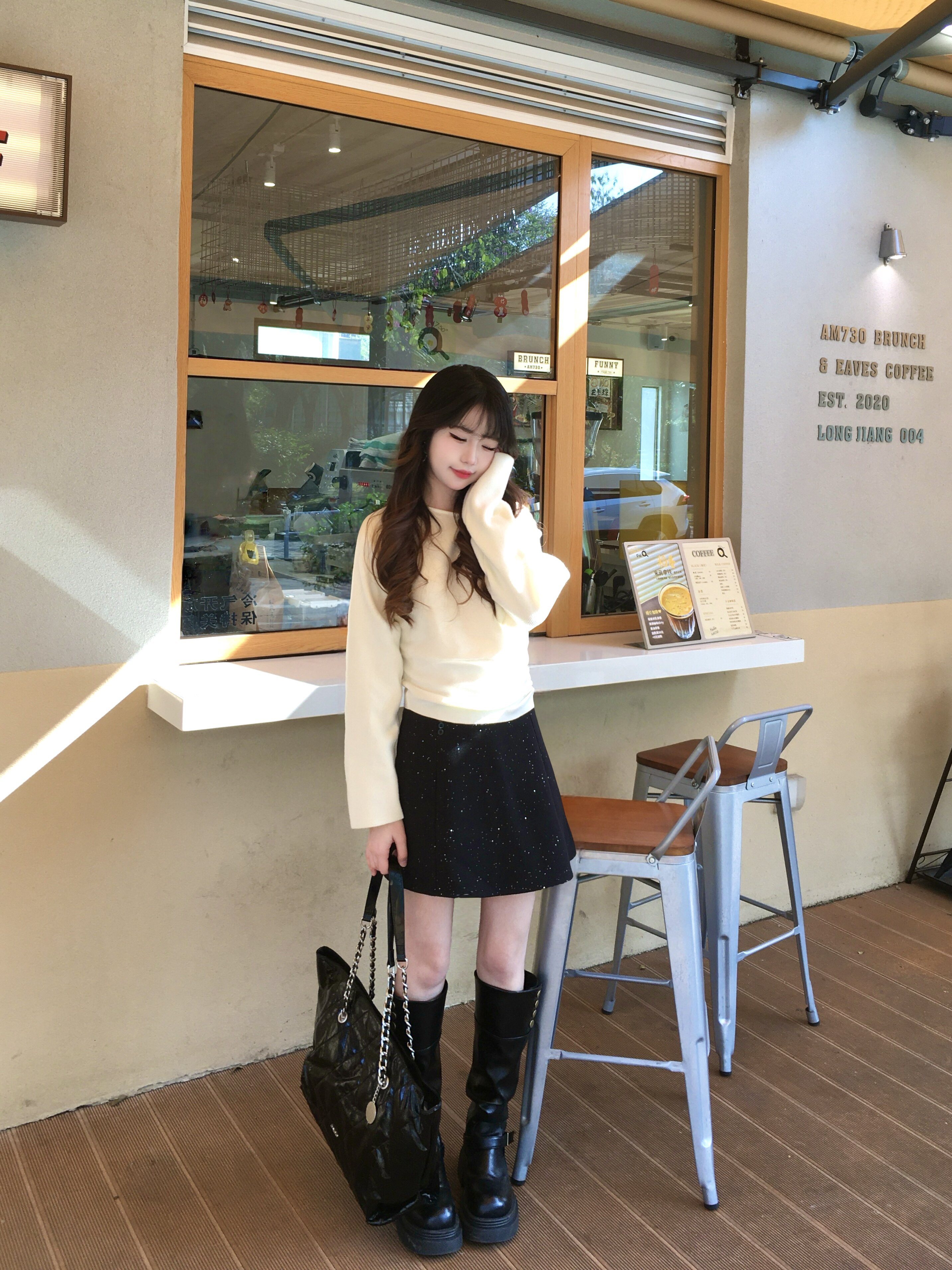 周章章"嘉顿斯"秋冬白色毛衣,斜肩收腰设计穿出温柔高级感