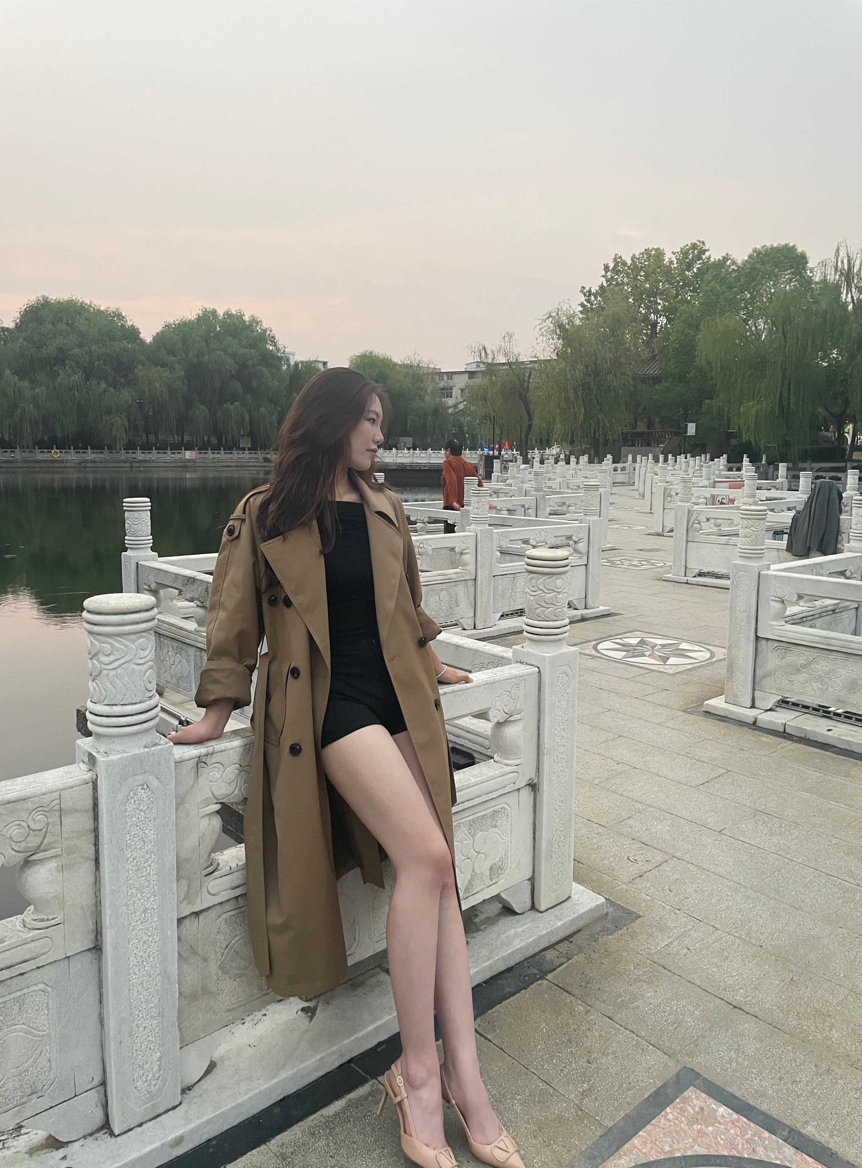 解锁法式优雅密码——周淼ZHOUMIAO"巴黎旧梦"风衣穿搭图鉴