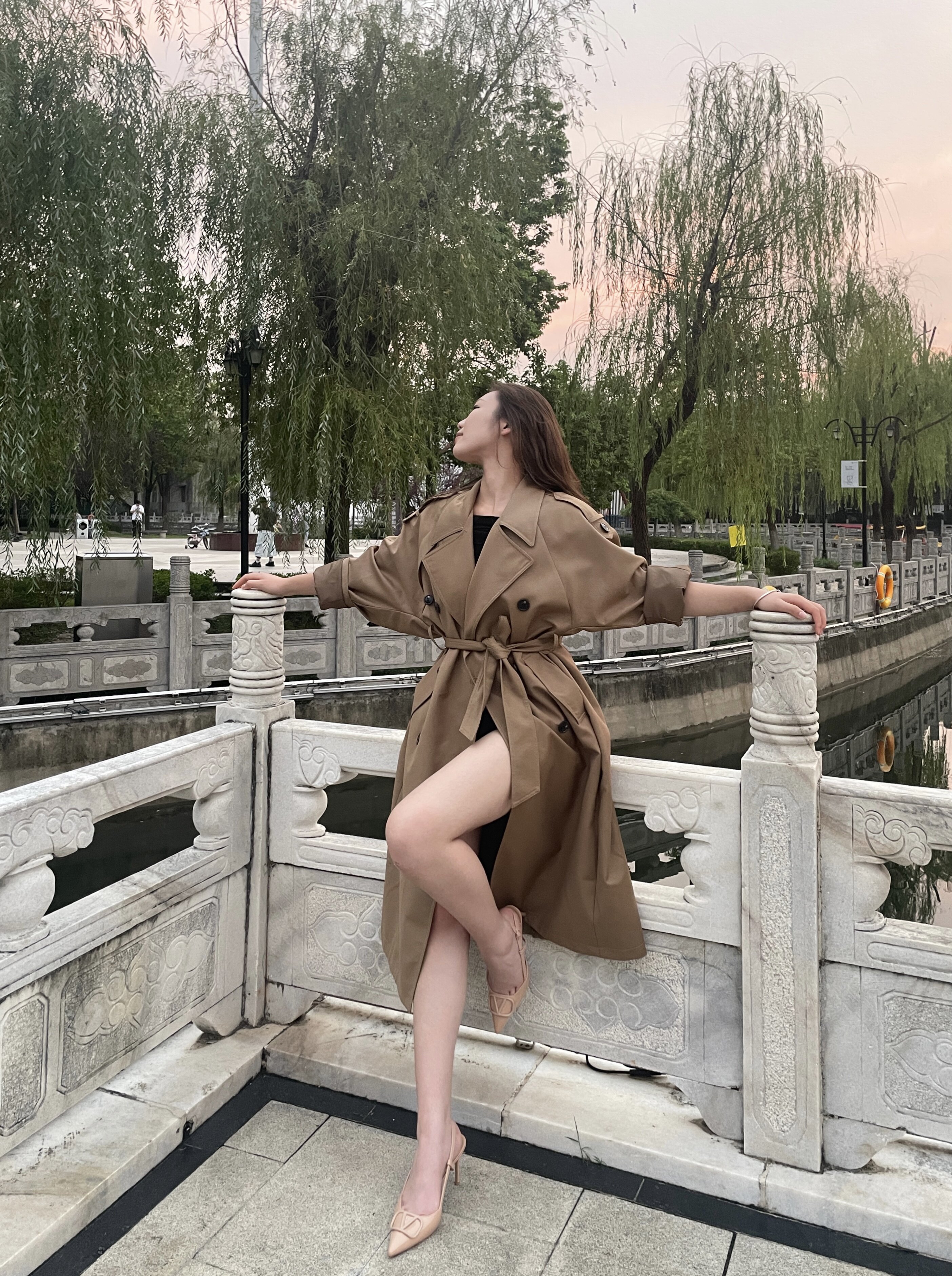 解锁法式优雅密码——周淼ZHOUMIAO"巴黎旧梦"风衣穿搭图鉴