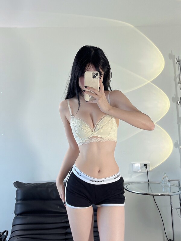 宝诗嫣法式小胸轻聚拢内衣 薄款白色蕾丝文胸 无钢圈舒适不勒 性感套装成套搭配