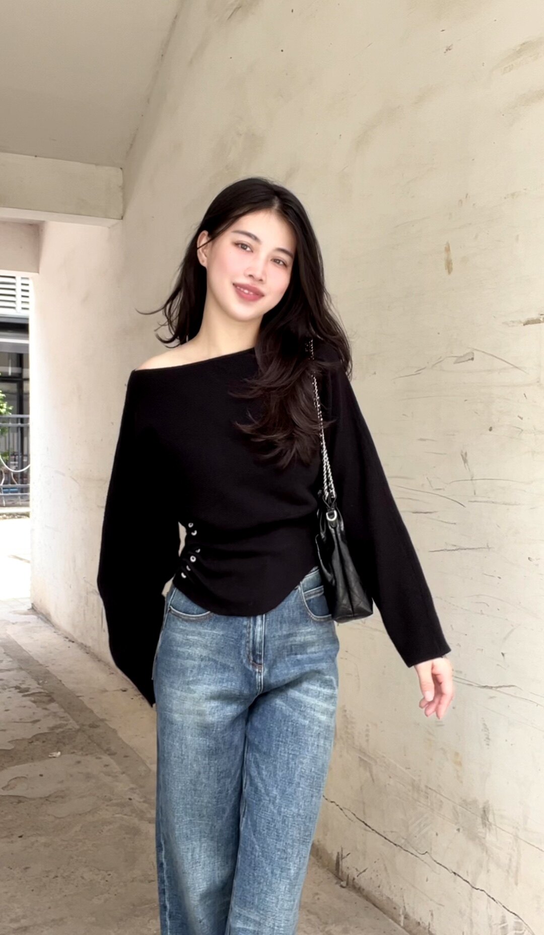 周章章"嘉顿斯"秋冬白色毛衣,斜肩收腰设计穿出温柔高级感