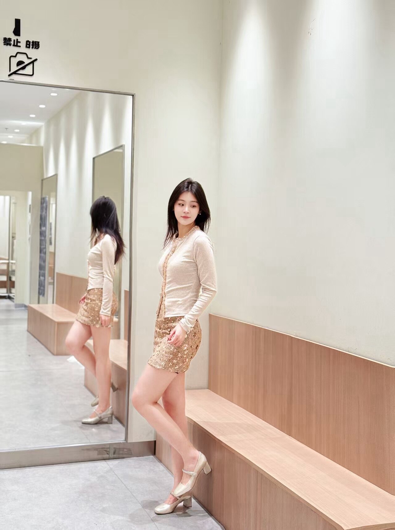 孙乐言毛晓彤同款百丽「白月光」红色高跟玛丽珍单鞋：脚踝间的复古红玫瑰