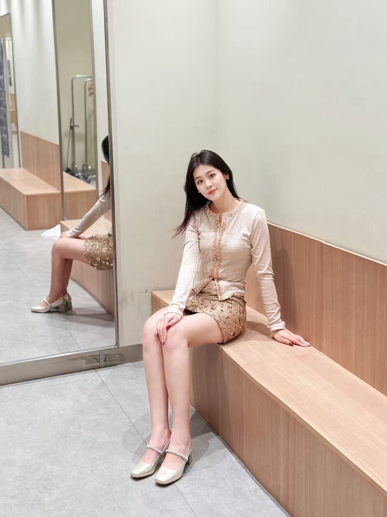 孙乐言毛晓彤同款百丽「白月光」红色高跟玛丽珍单鞋：脚踝间的复古红玫瑰