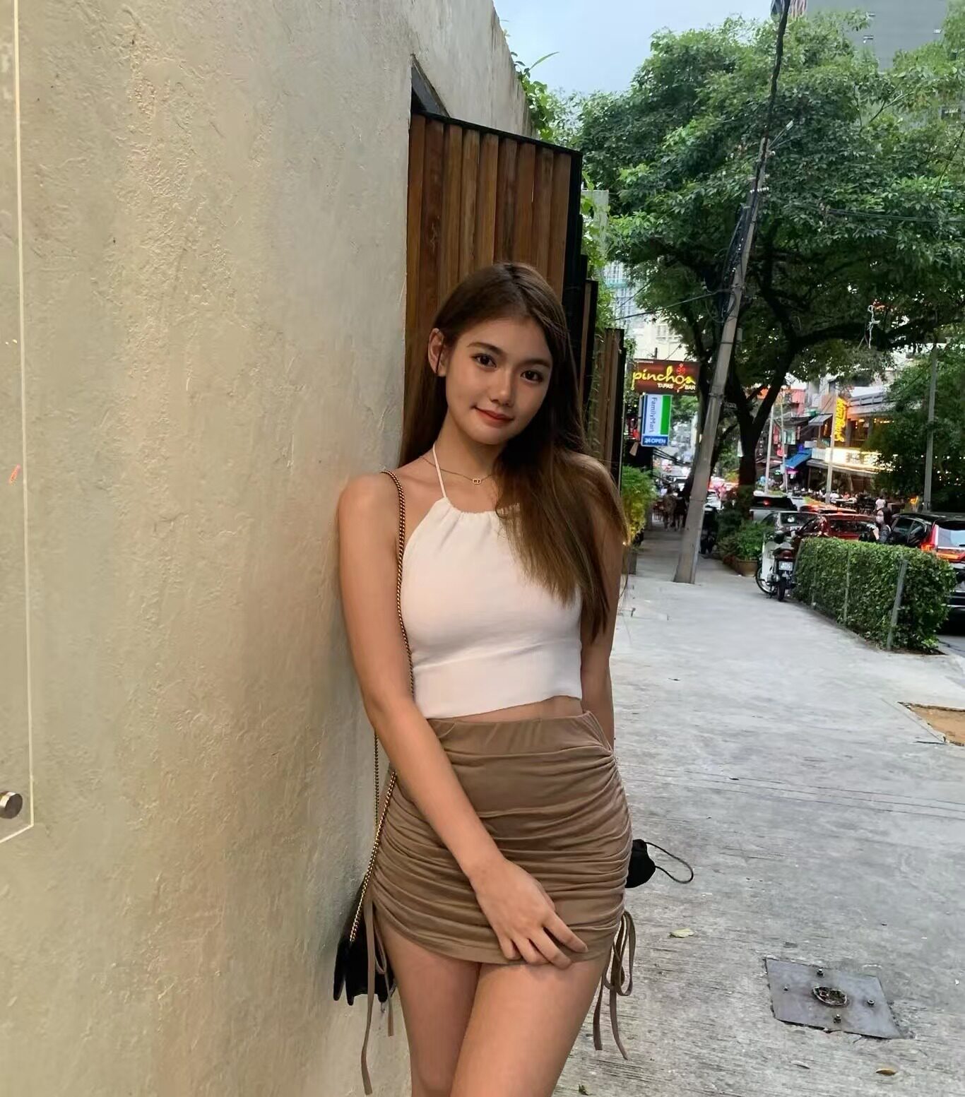 禾莎时尚辣妹挂脖吊带背心 修身显瘦短款设计 外穿内搭都高级 别致百搭