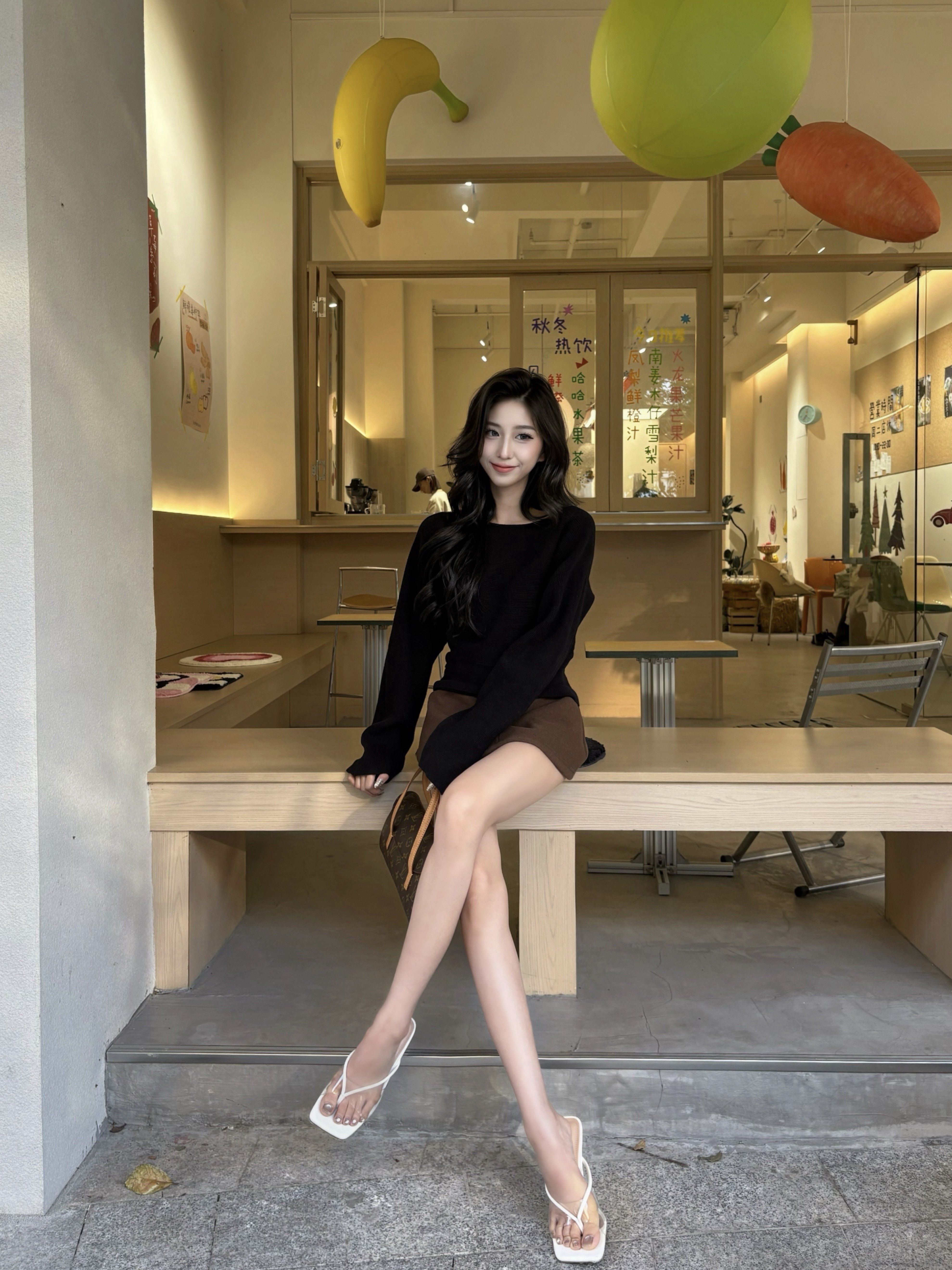 周章章"嘉顿斯"秋冬白色毛衣,斜肩收腰设计穿出温柔高级感