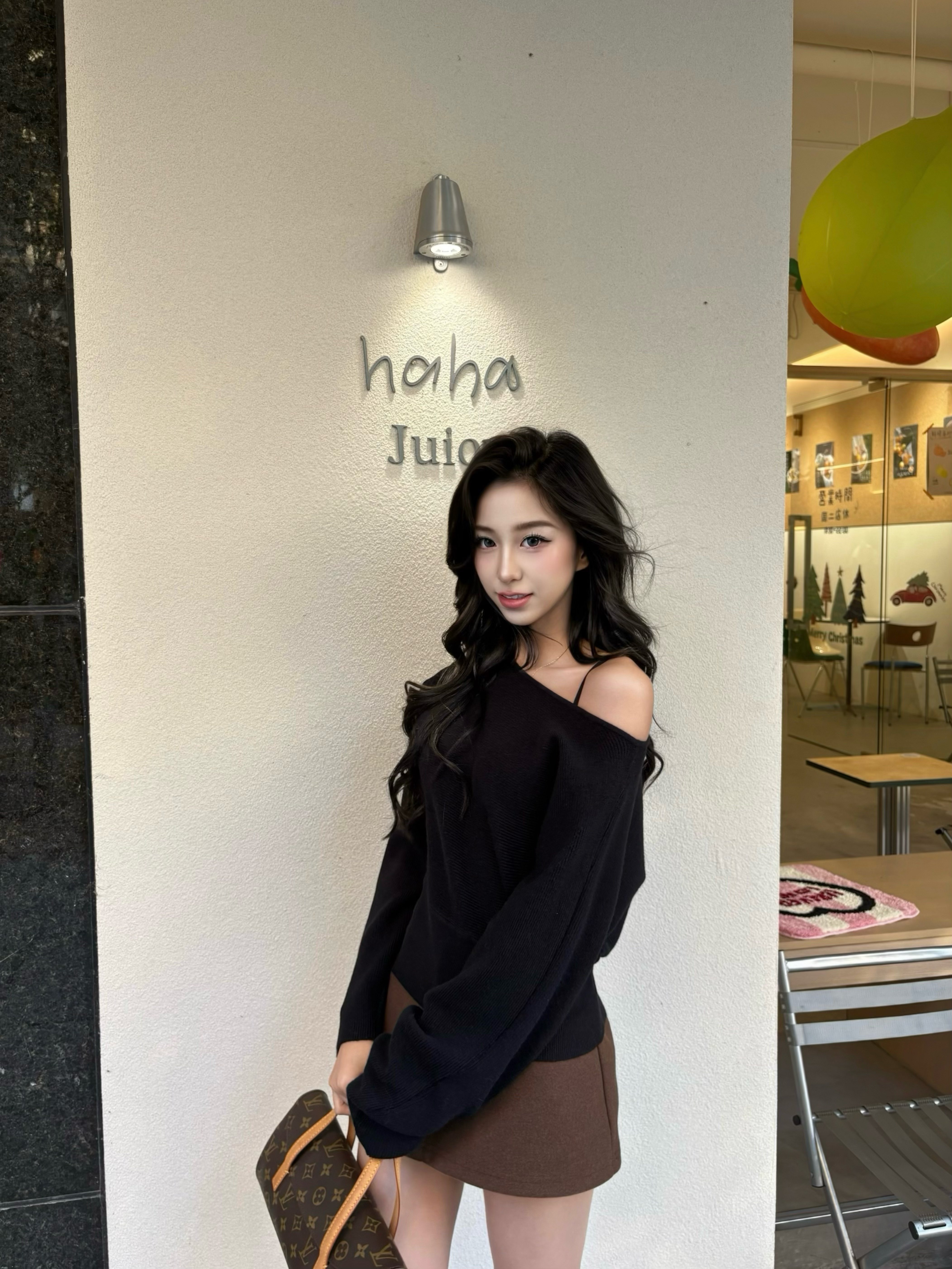 周章章"嘉顿斯"秋冬白色毛衣,斜肩收腰设计穿出温柔高级感