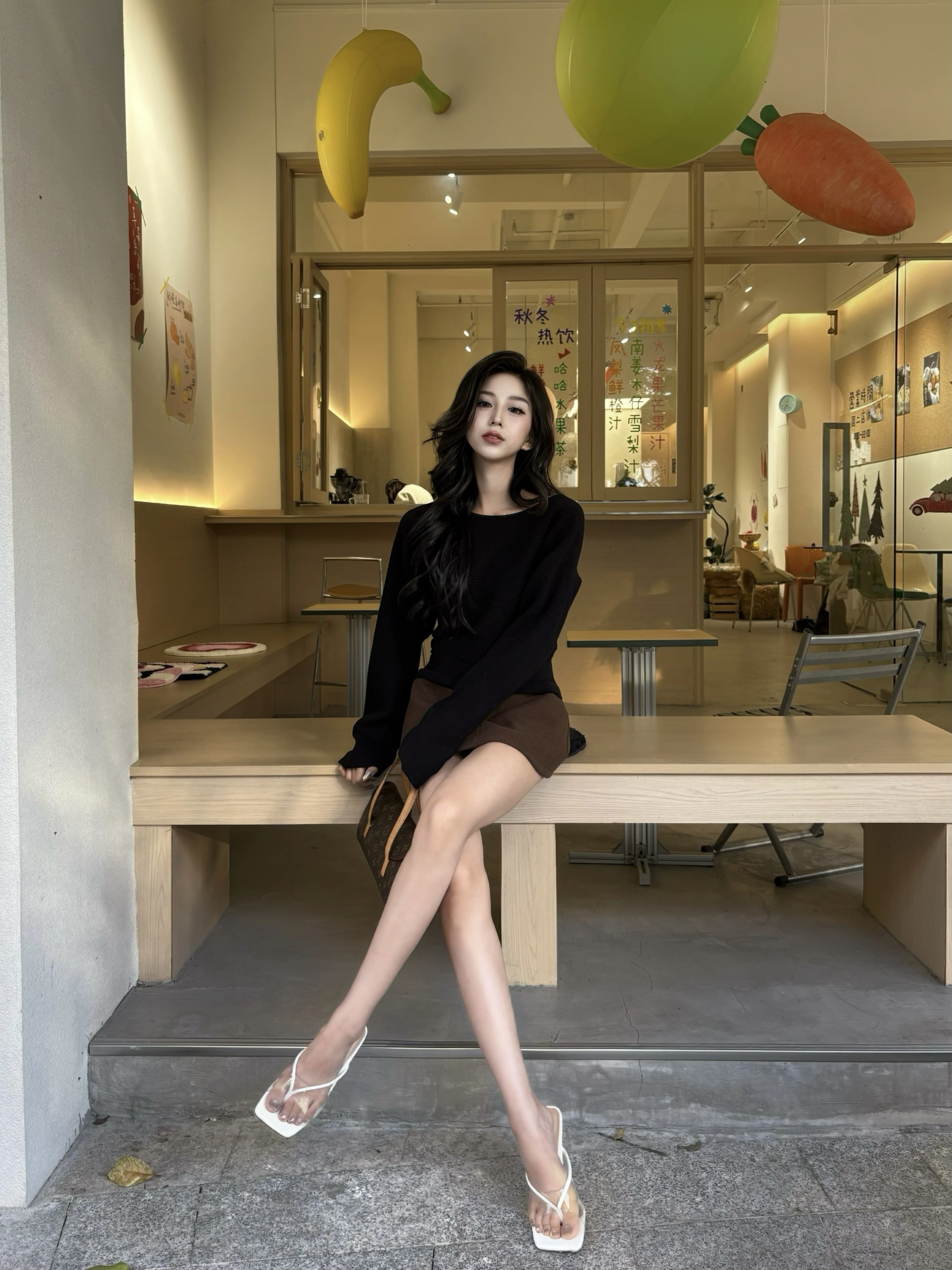 周章章"嘉顿斯"秋冬白色毛衣,斜肩收腰设计穿出温柔高级感