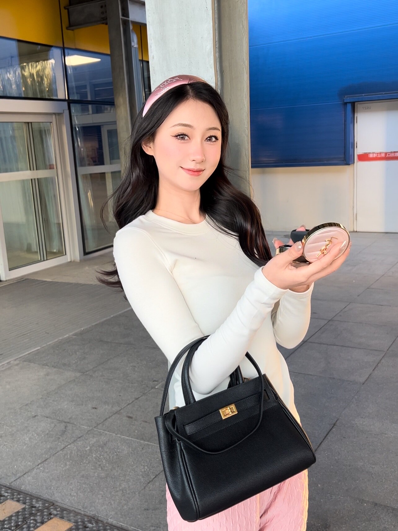 百丽红色新娘婚包 大容量设计装下红包手机 手提斜挎两用更实用