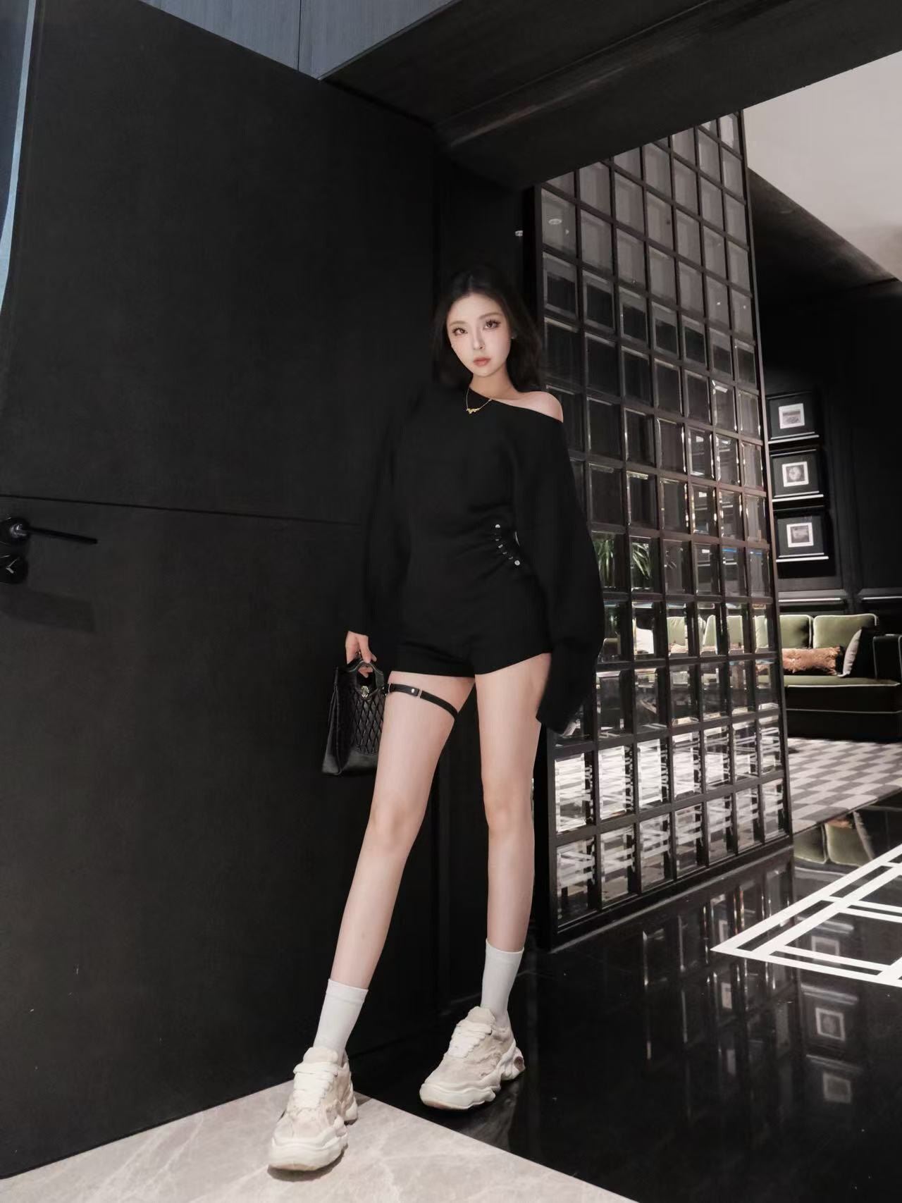 周章章"嘉顿斯"秋冬白色毛衣,斜肩收腰设计穿出温柔高级感