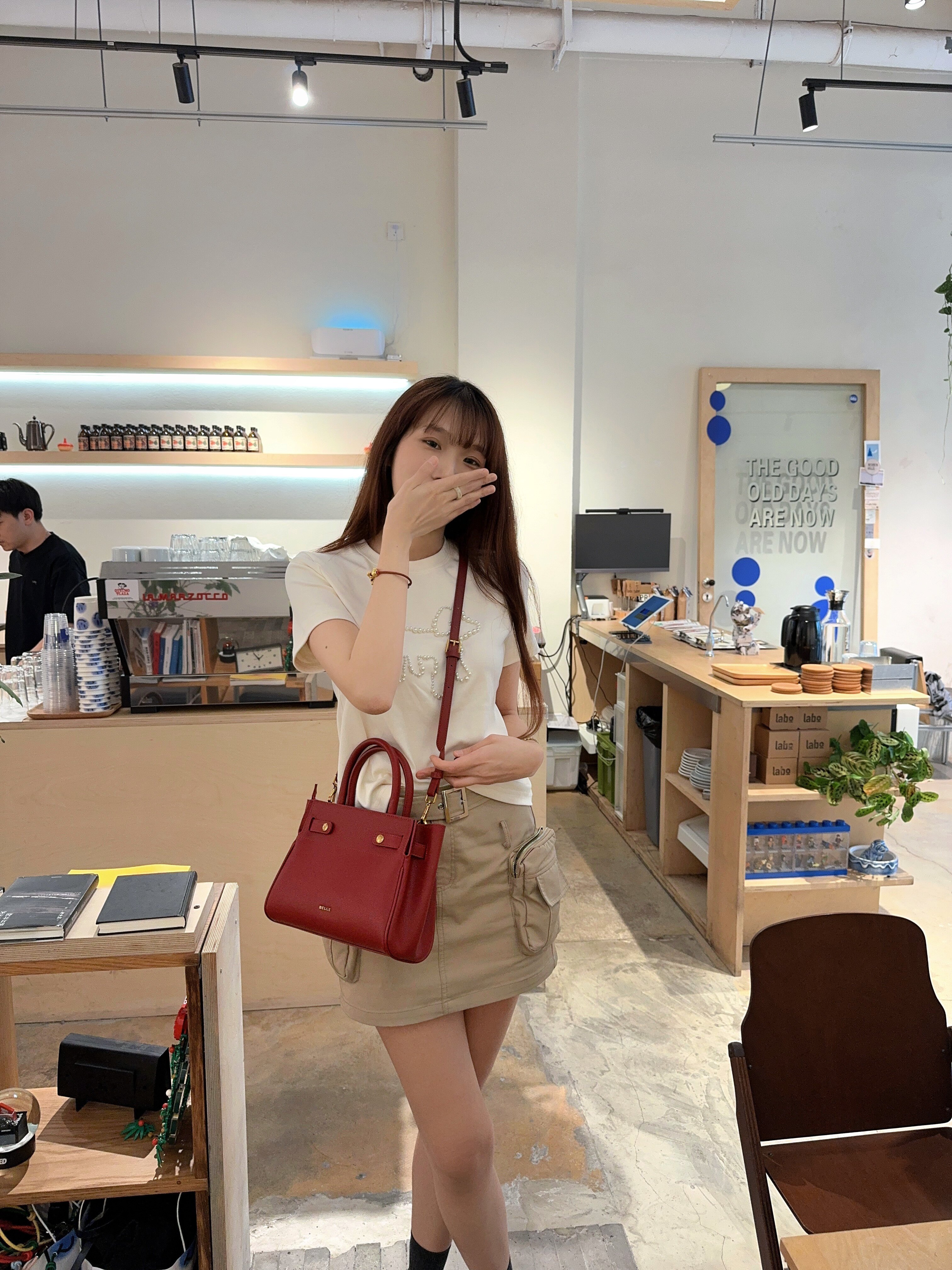 百丽红色新娘婚包 大容量设计装下红包手机 手提斜挎两用更实用