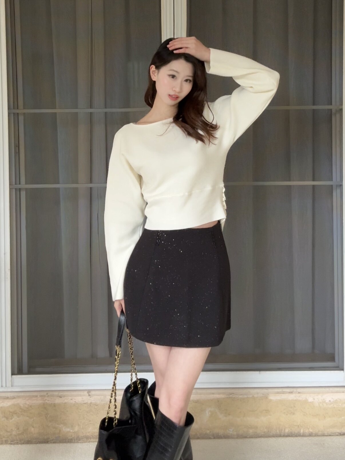 周章章"嘉顿斯"秋冬白色毛衣,斜肩收腰设计穿出温柔高级感