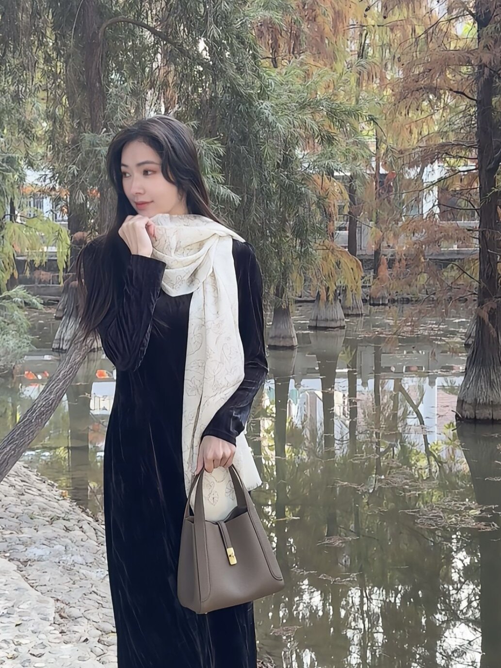 百丽真皮菜篮子包 牛皮材质高级耐磨 水桶包型大容量实用