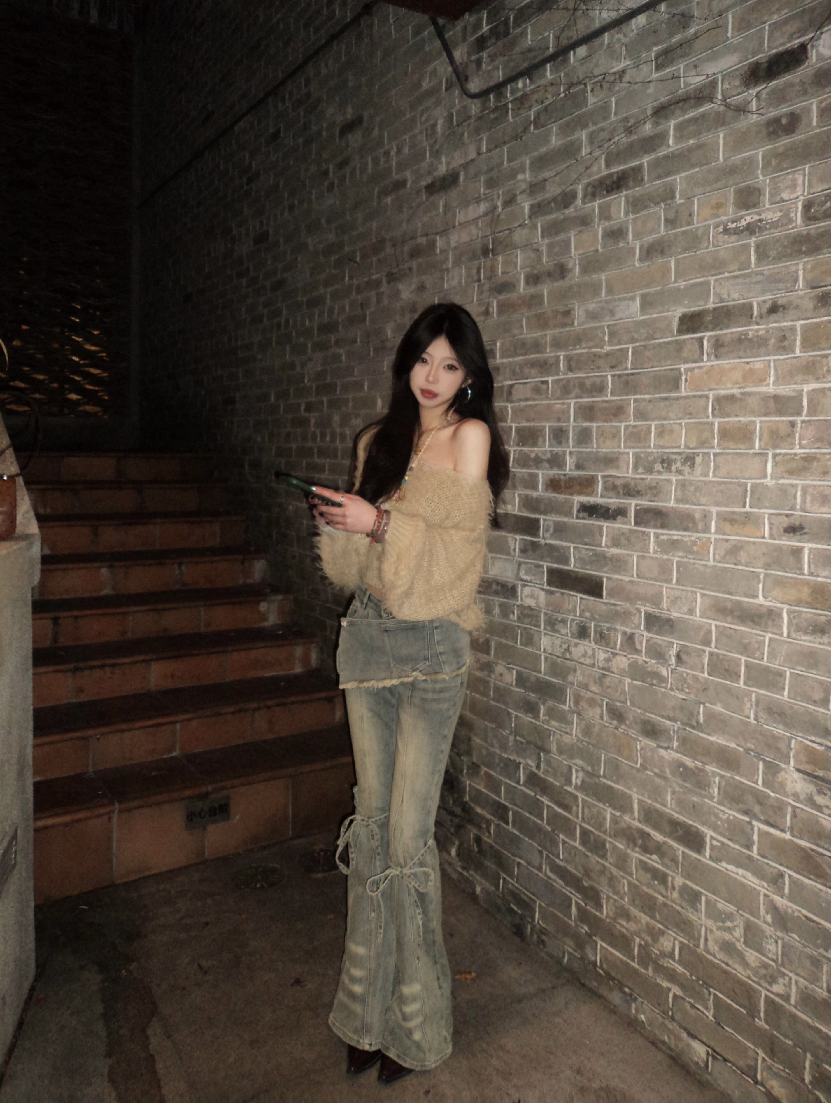 ABWLR「叠穿派对」原创复古做旧水洗牛仔裤:解锁超模腿的马蹄微喇密码