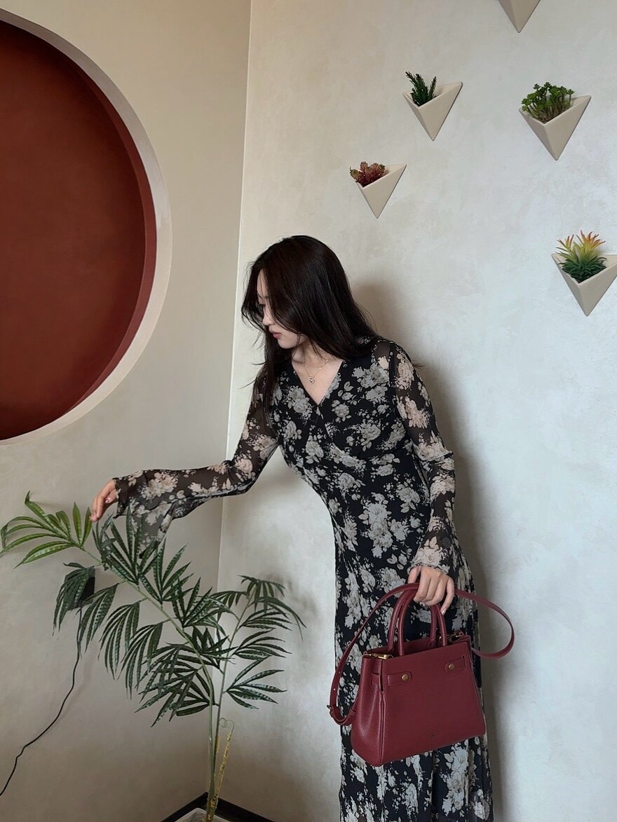 百丽红色新娘婚包 大容量设计装下红包手机 手提斜挎两用更实用