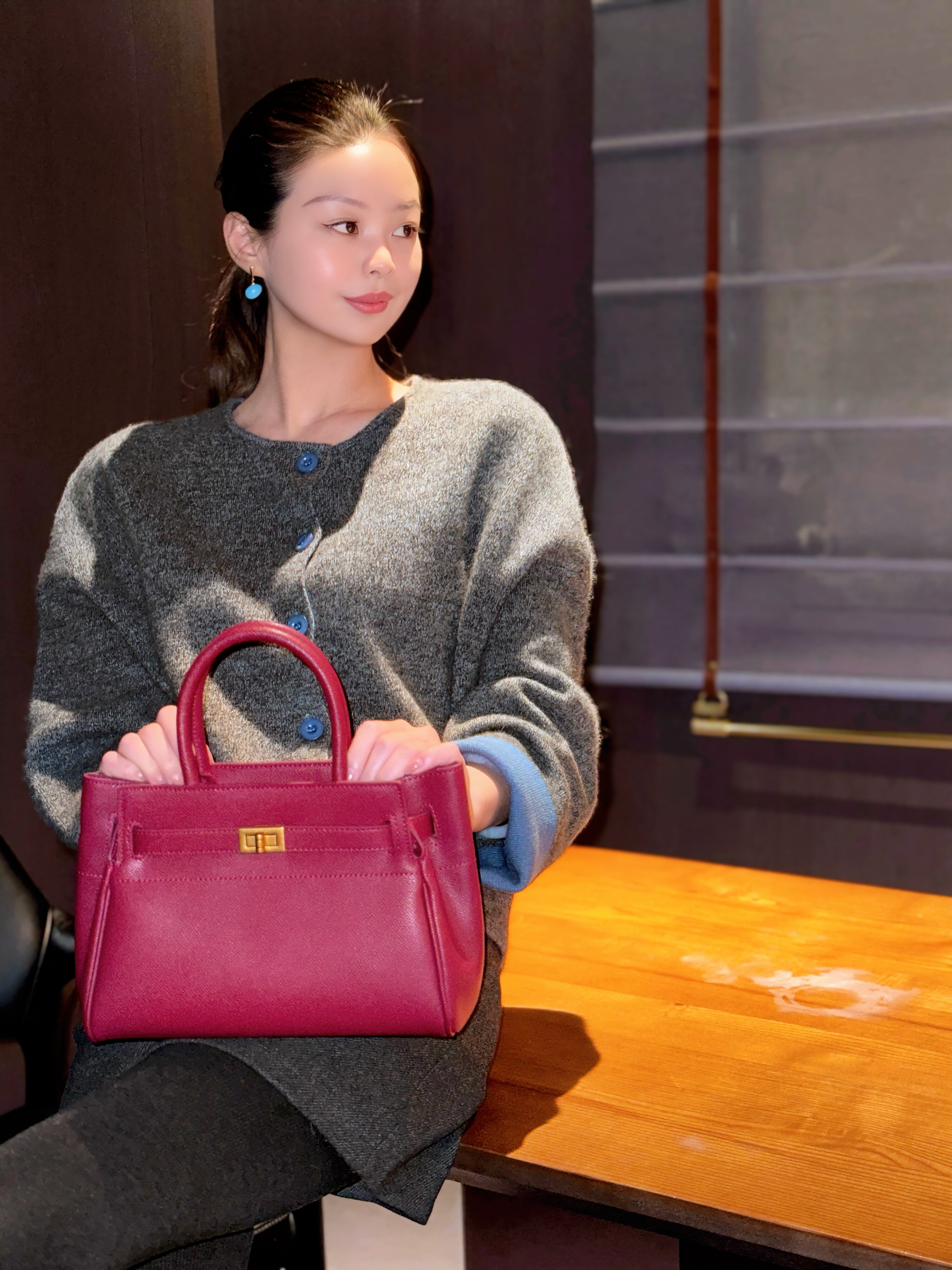 百丽红色新娘婚包 大容量设计装下红包手机 手提斜挎两用更实用