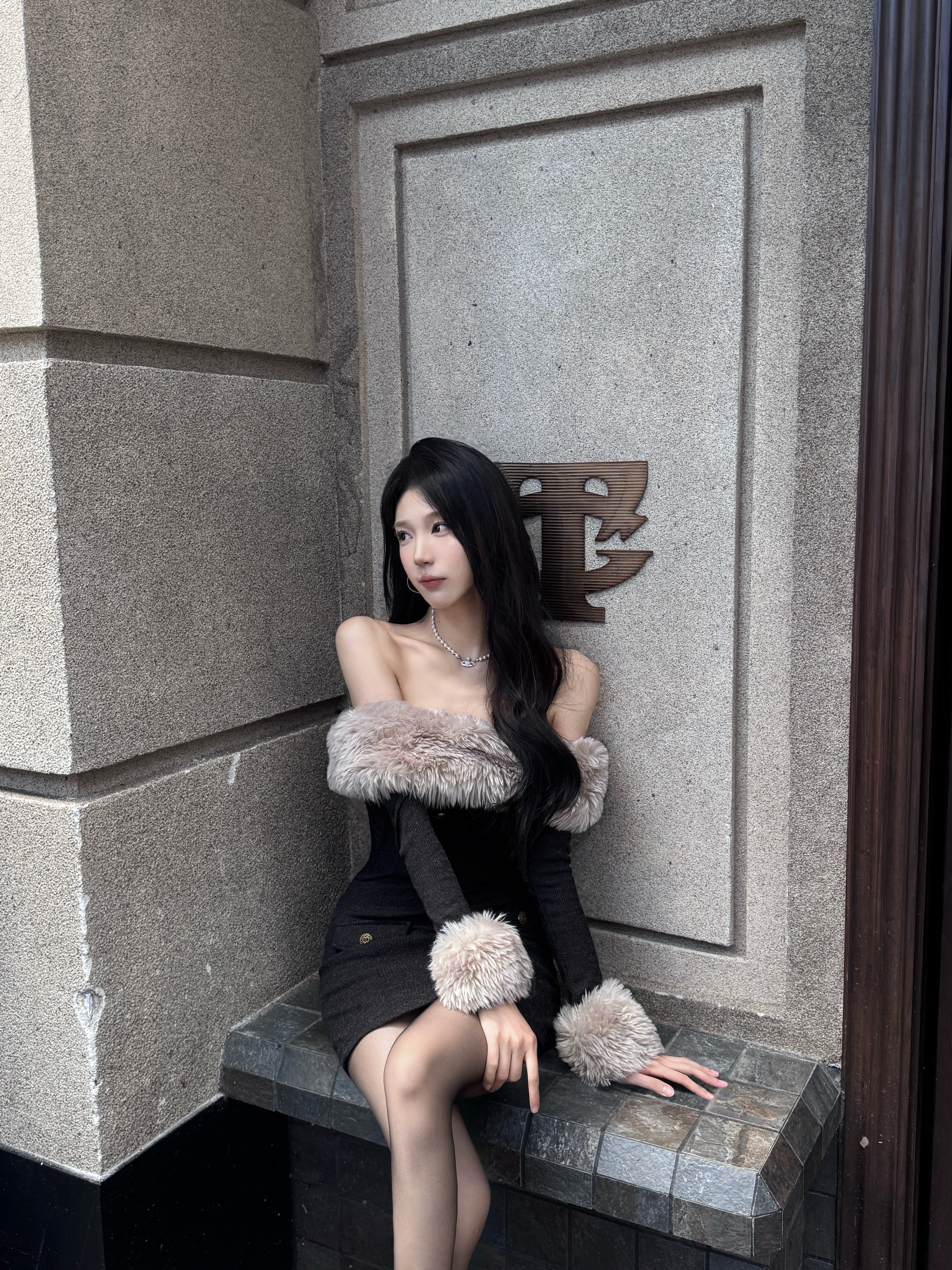 CYNR原创设计富家千金性感毛领一字肩连衣裙修身显瘦包臀针织短裙