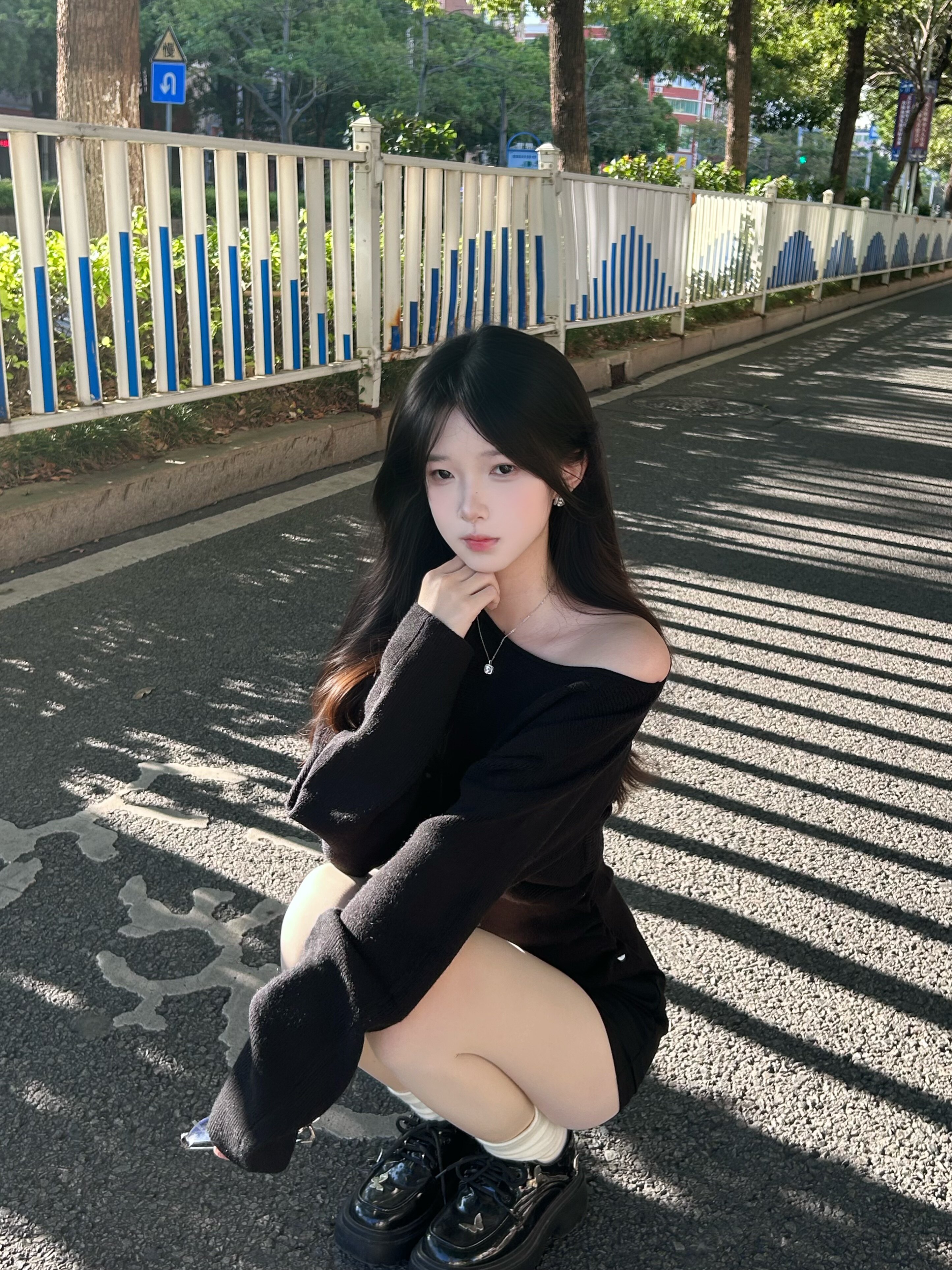 周章章"嘉顿斯"秋冬白色毛衣,斜肩收腰设计穿出温柔高级感