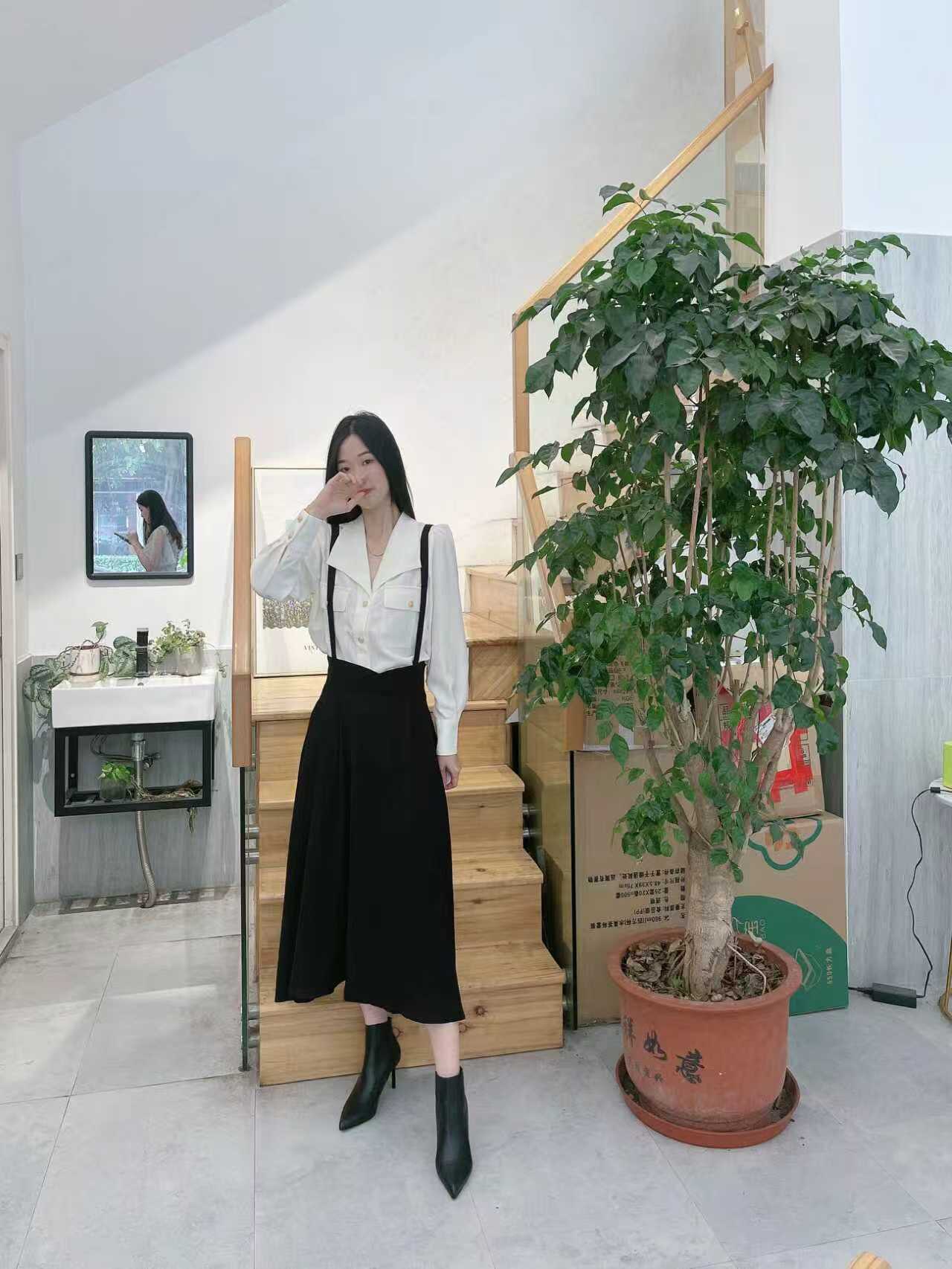 罗曼风情秋冬米色尖头高跟短靴 细跟瘦瘦靴设计拉长比例 加绒保暖不臃肿
