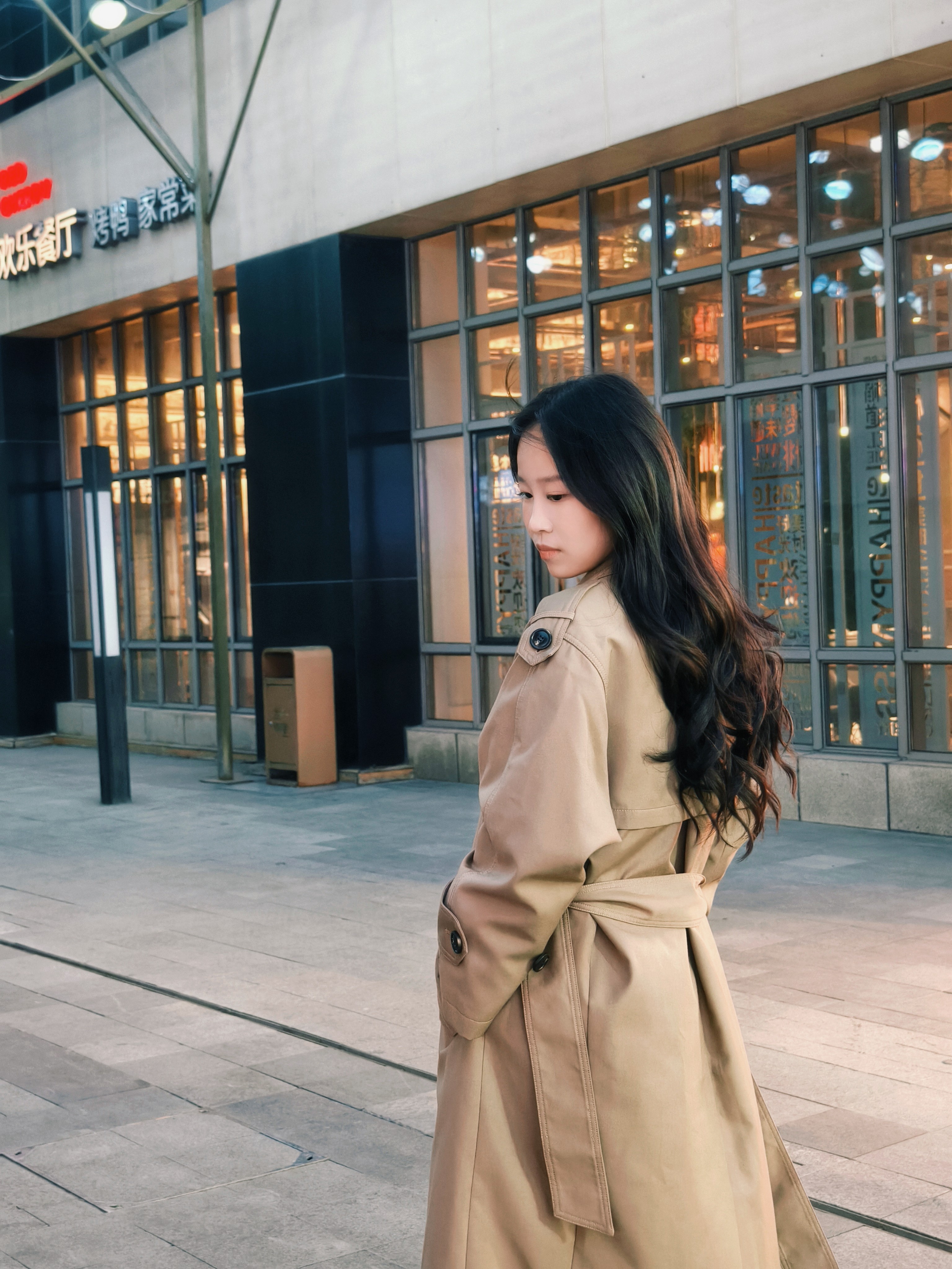 解锁法式优雅密码——周淼ZHOUMIAO"巴黎旧梦"风衣穿搭图鉴