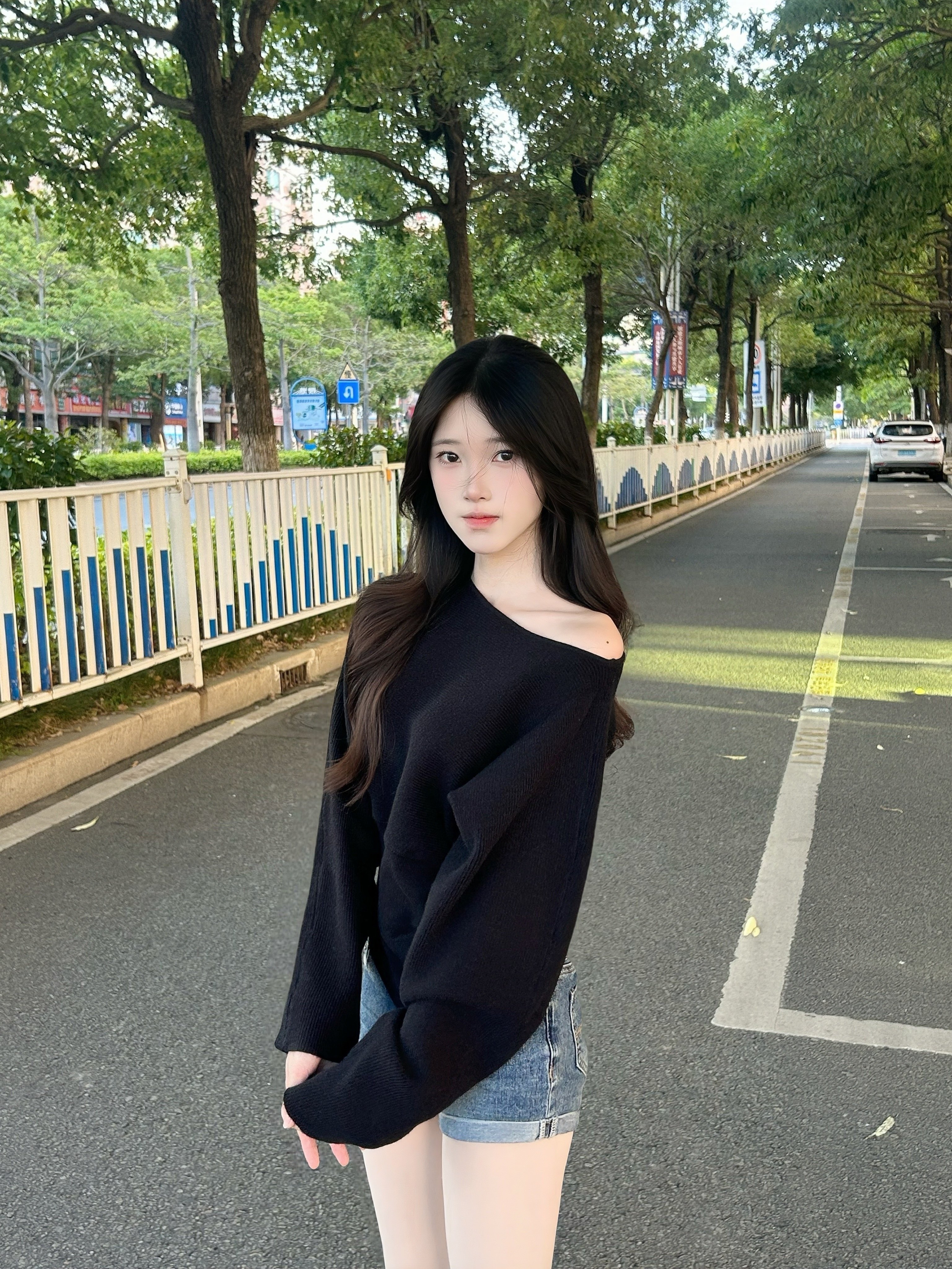 周章章"嘉顿斯"秋冬白色毛衣,斜肩收腰设计穿出温柔高级感