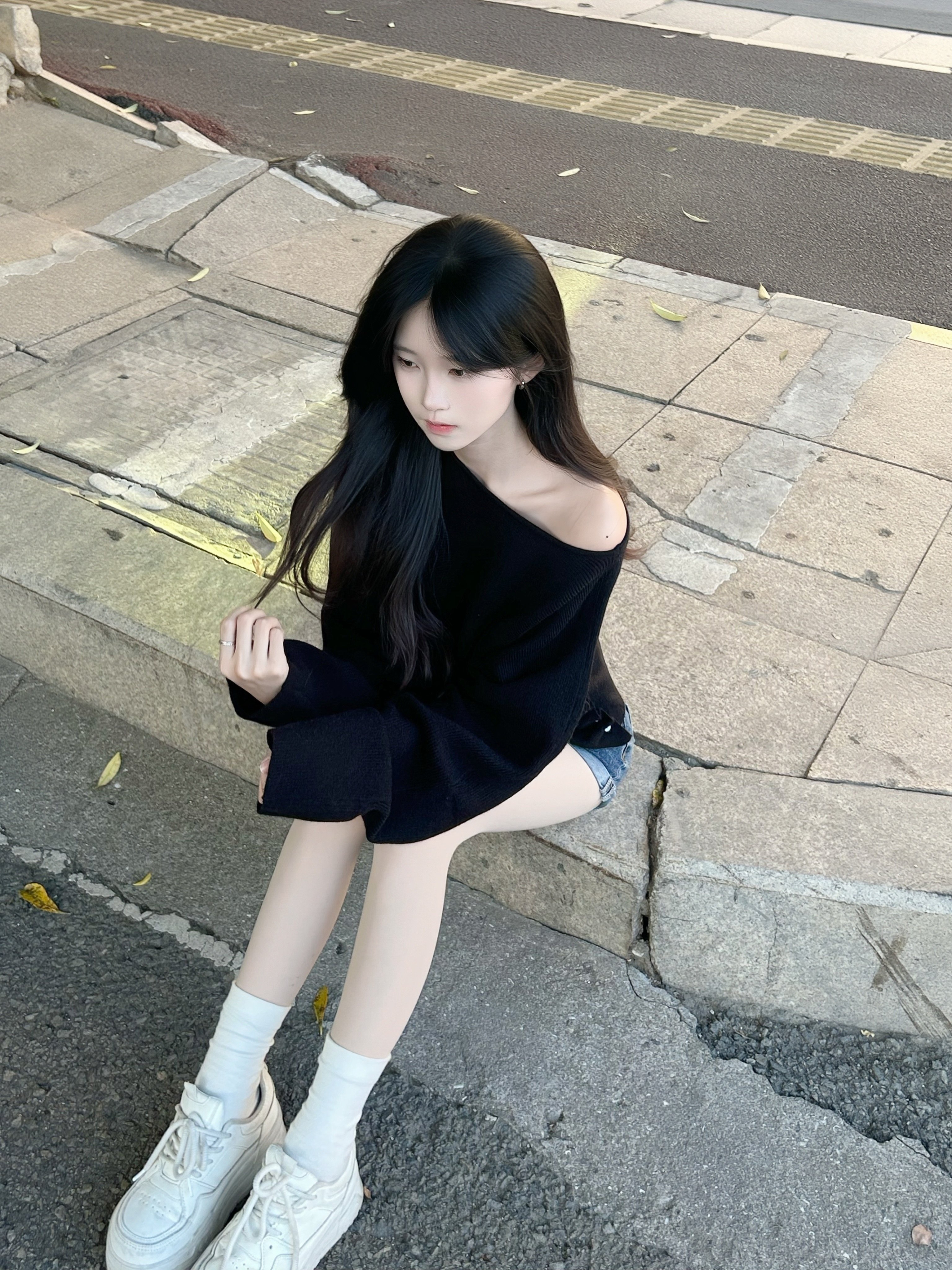 周章章"嘉顿斯"秋冬白色毛衣,斜肩收腰设计穿出温柔高级感