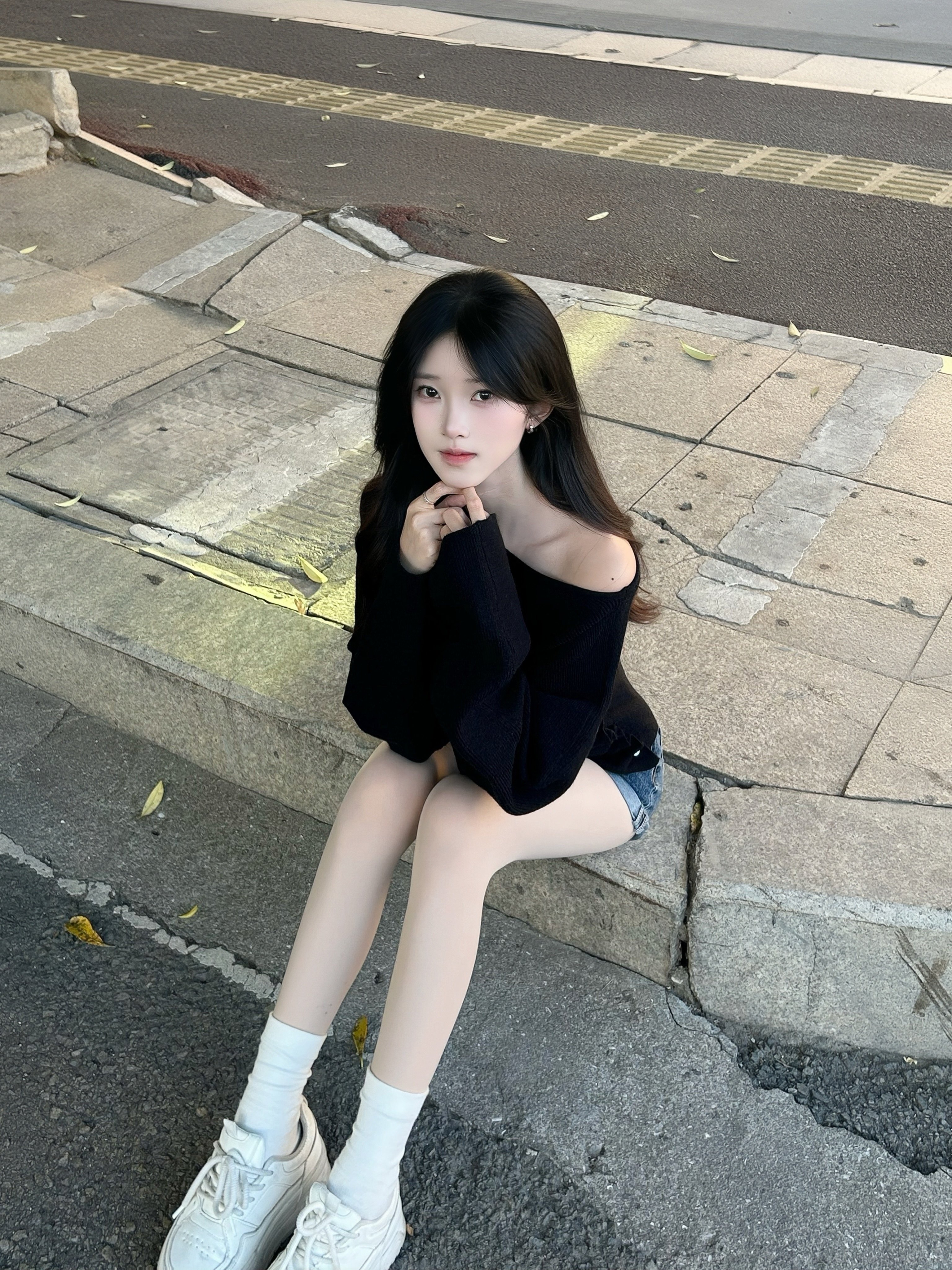 周章章"嘉顿斯"秋冬白色毛衣,斜肩收腰设计穿出温柔高级感