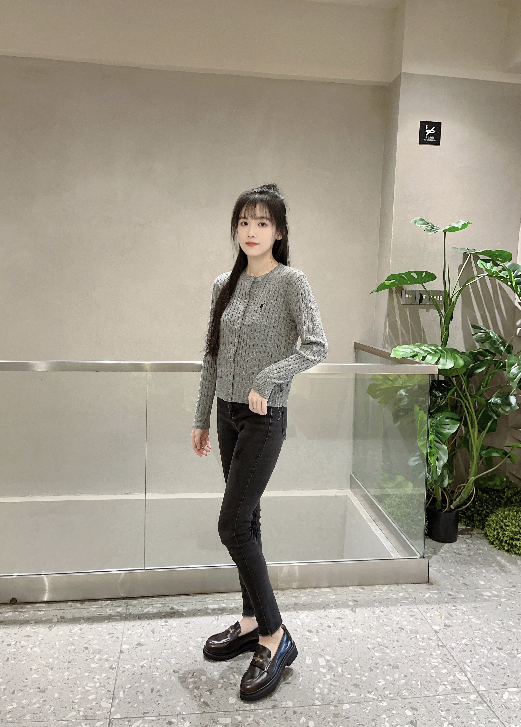 宋佳同款百丽海鸥乐福鞋2.0：厚底真皮的英伦飒爽美学