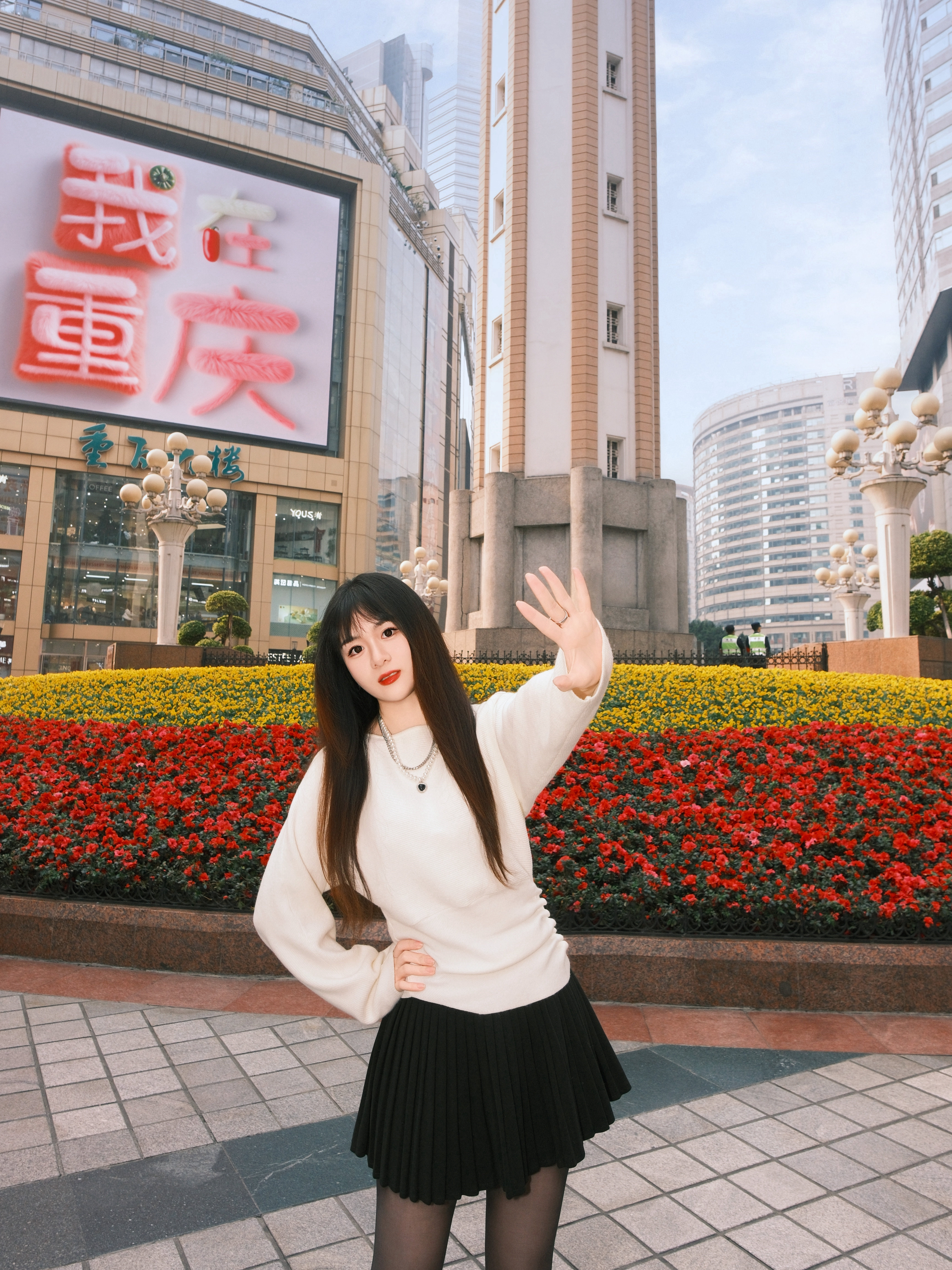 周章章"嘉顿斯"秋冬白色毛衣,斜肩收腰设计穿出温柔高级感