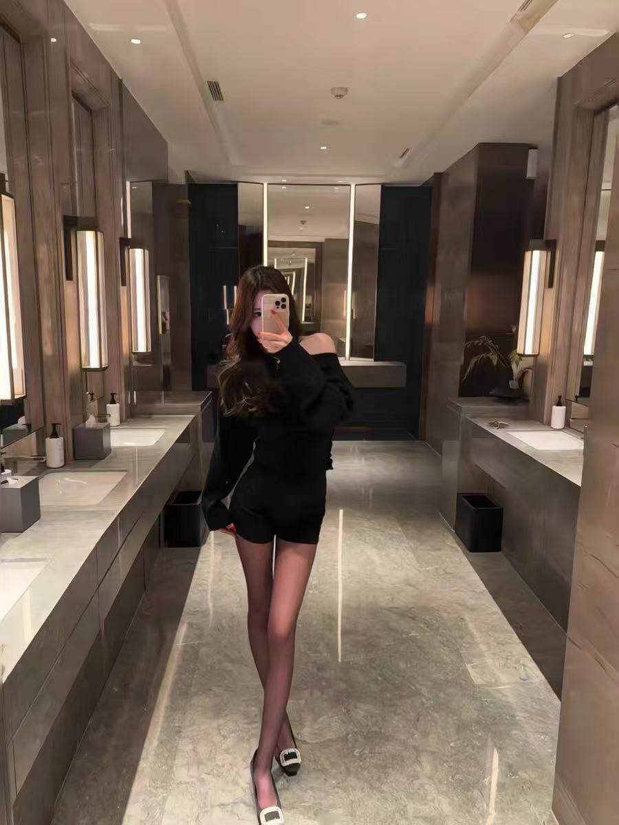 周章章"嘉顿斯"秋冬白色毛衣,斜肩收腰设计穿出温柔高级感