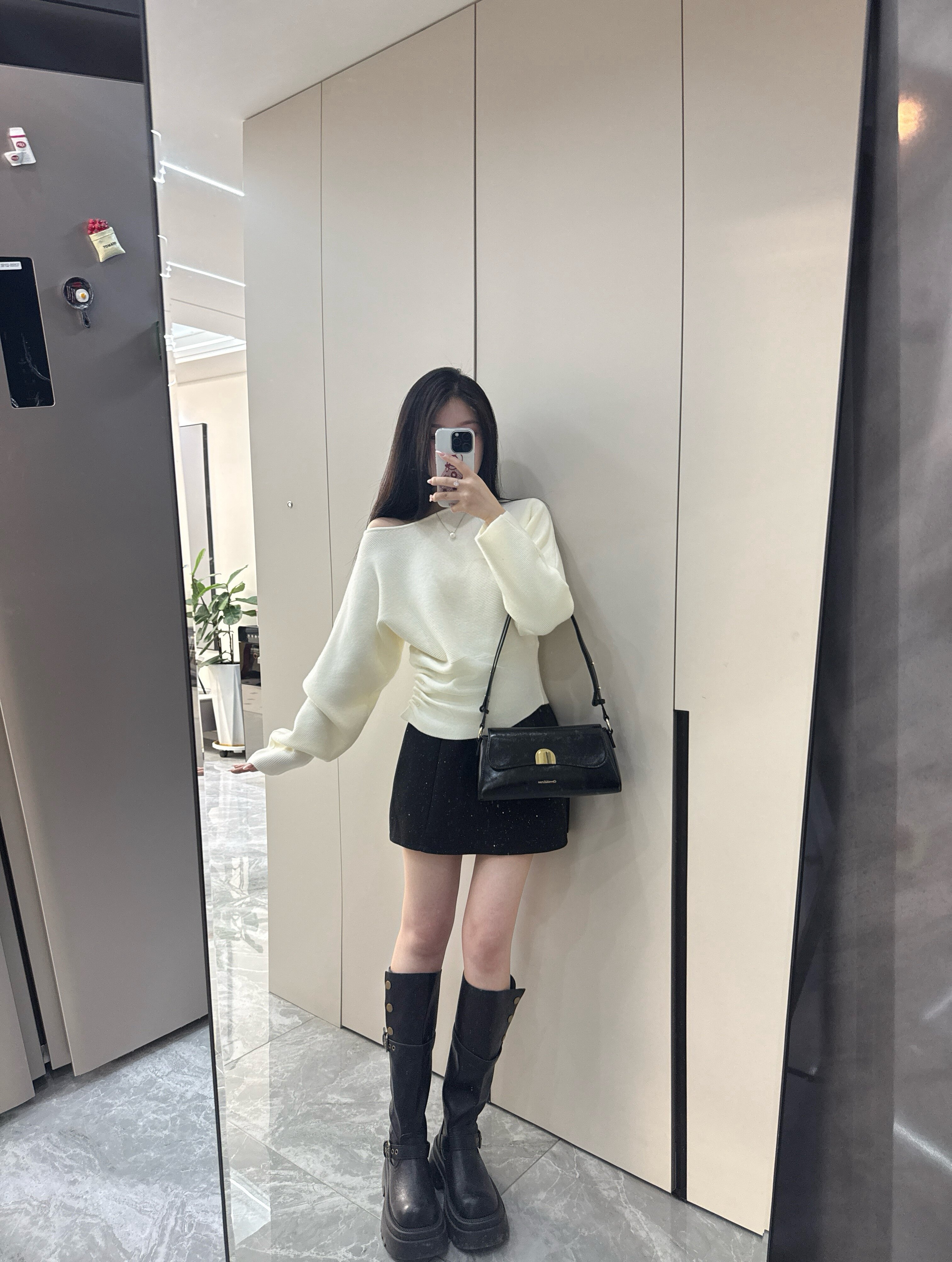 周章章"嘉顿斯"秋冬白色毛衣,斜肩收腰设计穿出温柔高级感