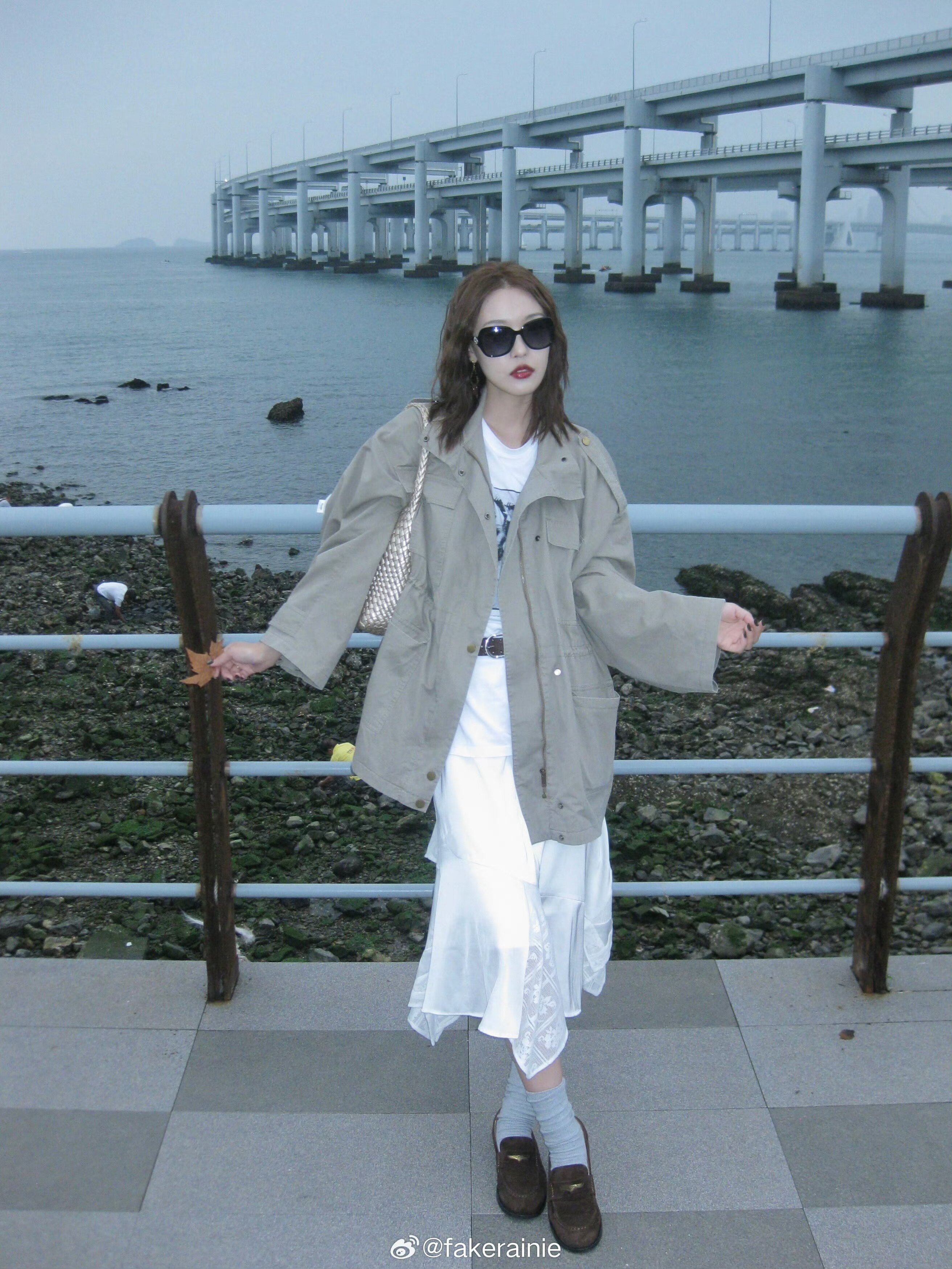 宋佳同款百丽海鸥乐福鞋2.0：厚底真皮的英伦飒爽美学