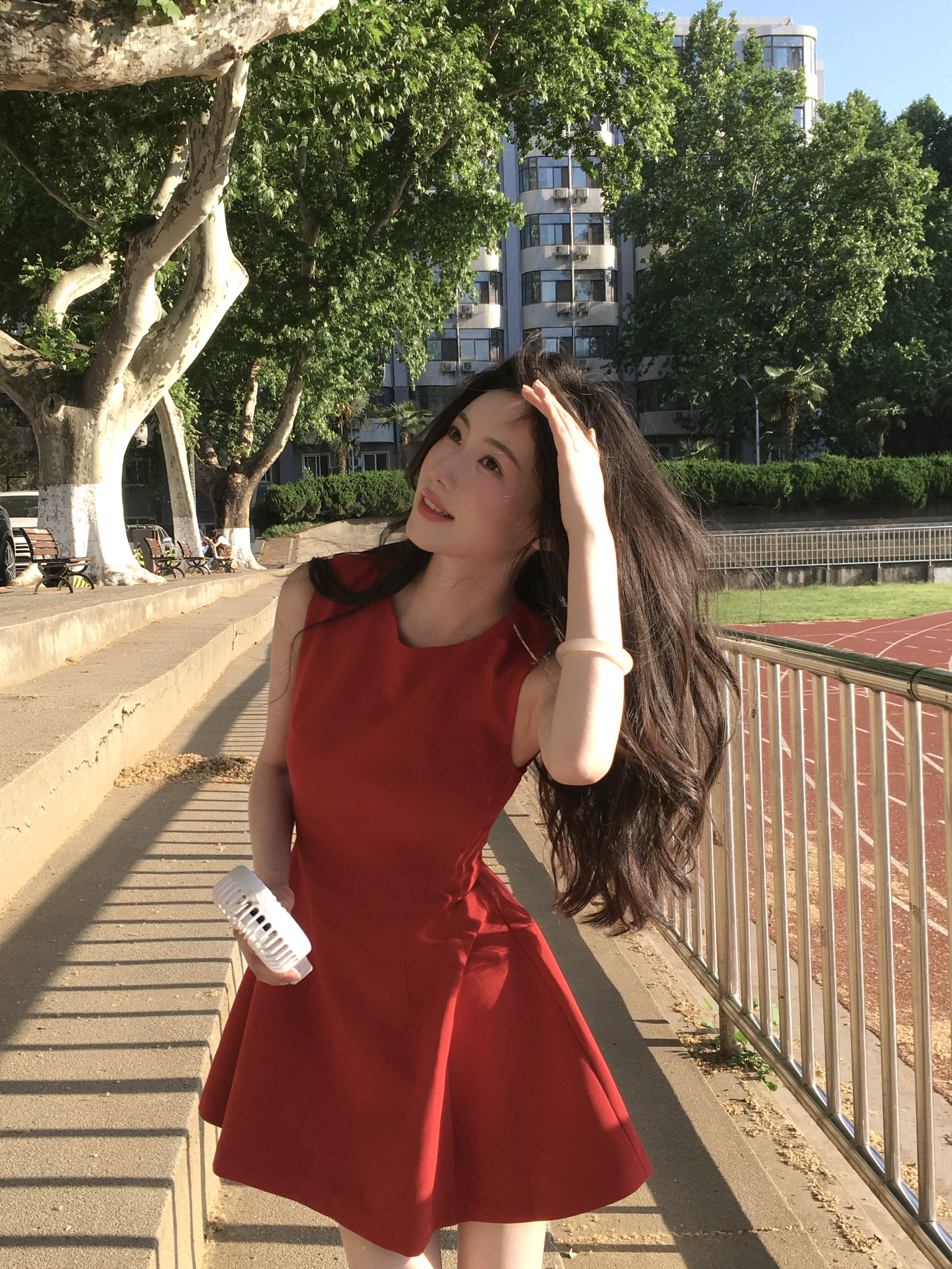舒胡蕾夏日生日裙 法式无袖收腰设计 显瘦显高拉长比例 高级感气质满分