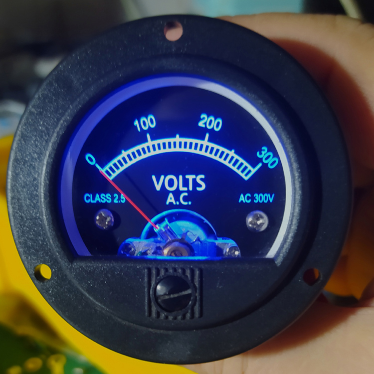 S52圆形黑色指针式表头，220V 300V交流电压表，复古设计黄色背光：电工必备神器，点亮你的工作空间！